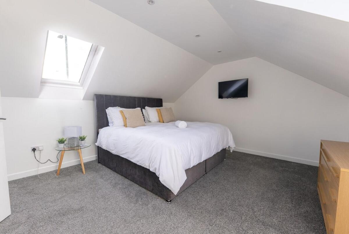 THE KEMPS 7bed 6 bathroom PARKING for 3 vehicles Ideal for contractors Next to LIDLE part of Langleycottageandapartments portfolio REDUCTION FOR LONG STAYS
