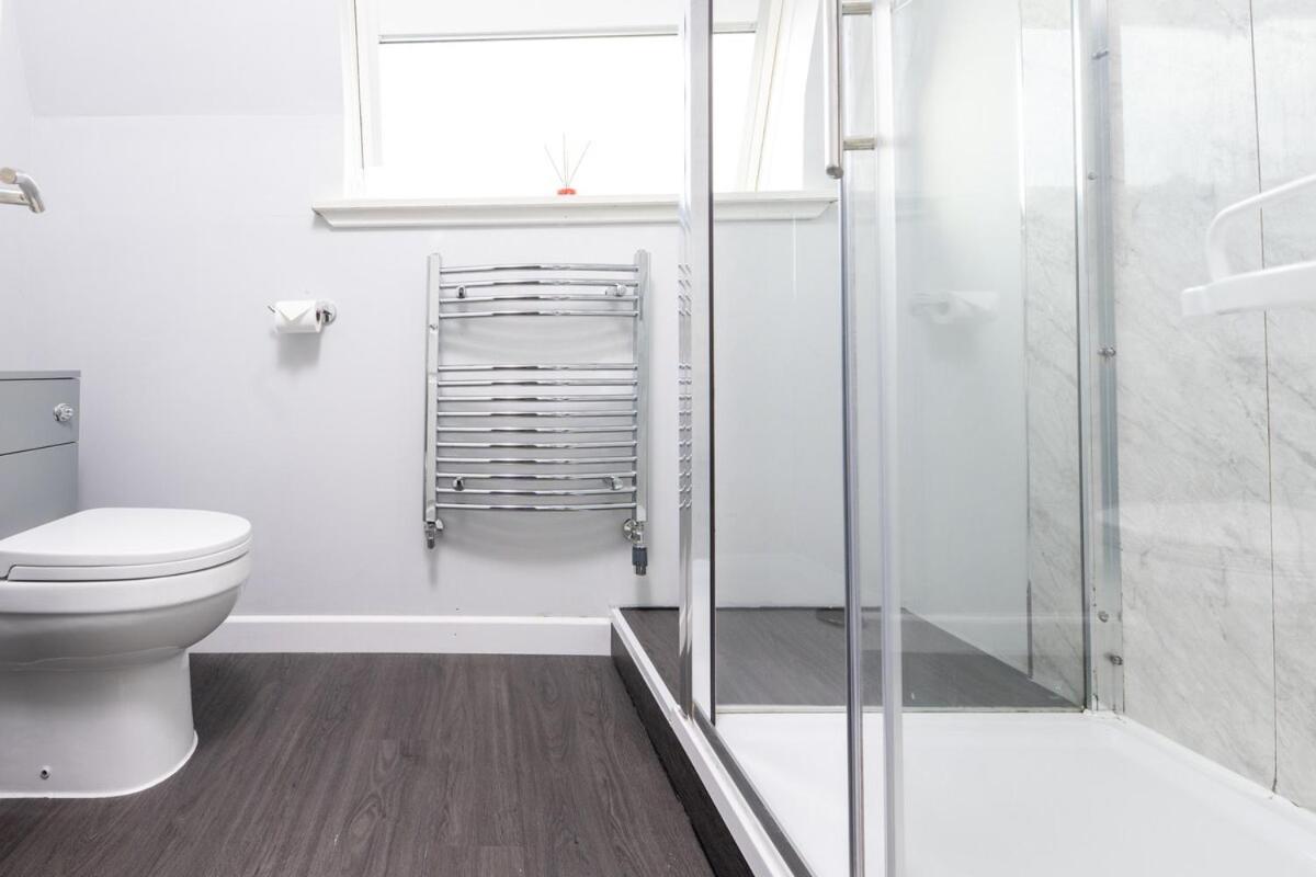 THE KEMPS 7bed 6 bathroom PARKING for 3 vehicles Ideal for contractors Next to LIDLE part of Langleycottageandapartments portfolio REDUCTION FOR LONG STAYS