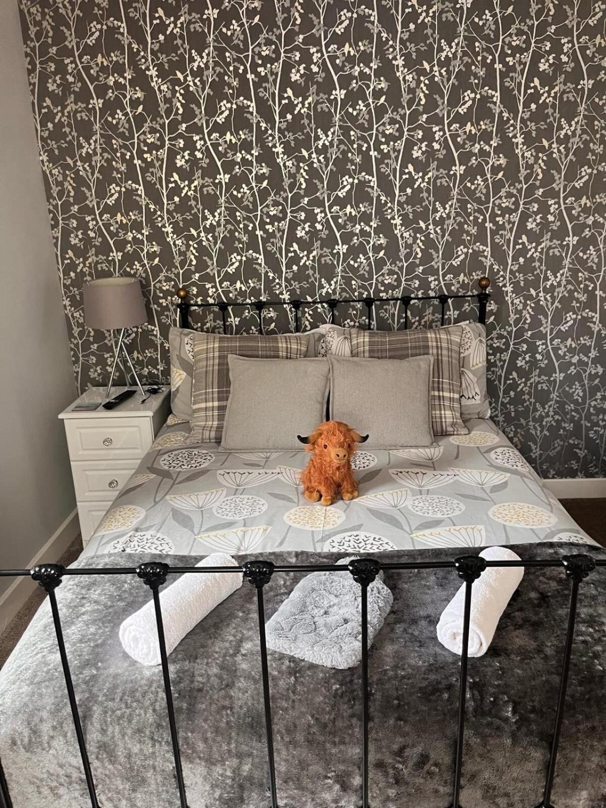 THE KEMPS 7bed 6 bathroom PARKING for 3 vehicles Ideal for contractors Next to LIDLE part of Langleycottageandapartments portfolio REDUCTION FOR LONG STAYS