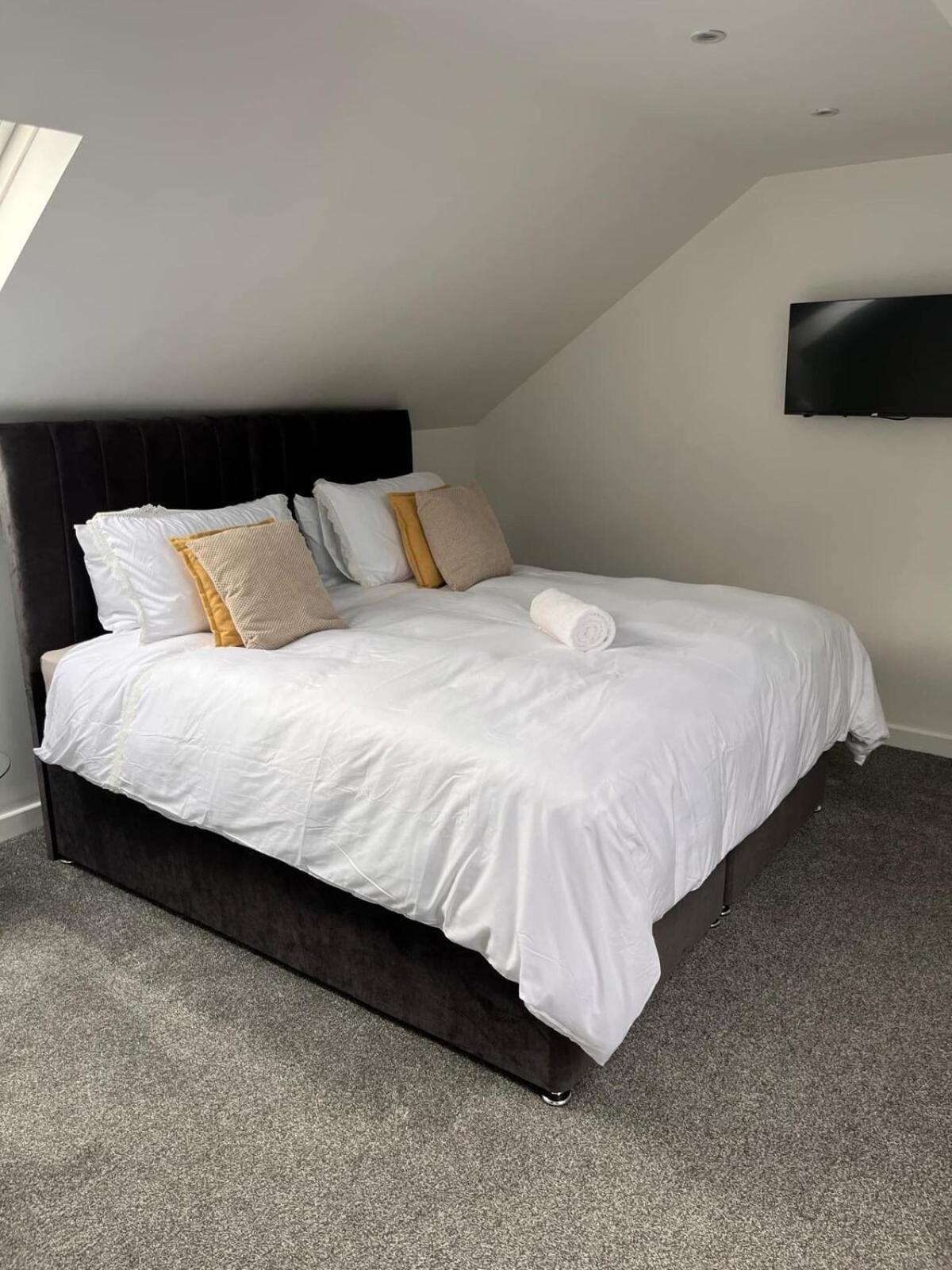 THE KEMPS 7bed 6 bathroom PARKING for 3 vehicles Ideal for contractors Next to LIDLE part of Langleycottageandapartments portfolio REDUCTION FOR LONG STAYS