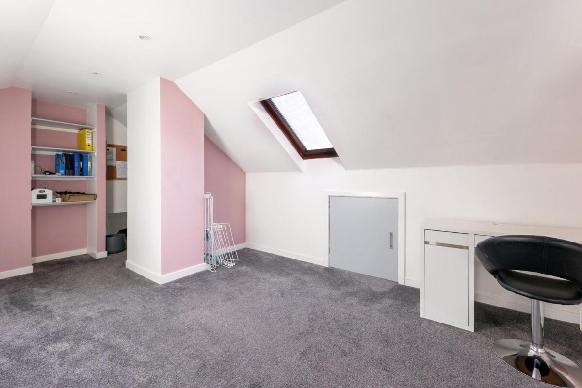 THE KEMPS 7bed 6 bathroom PARKING for 3 vehicles Ideal for contractors Next to LIDLE part of Langleycottageandapartments portfolio REDUCTION FOR LONG STAYS