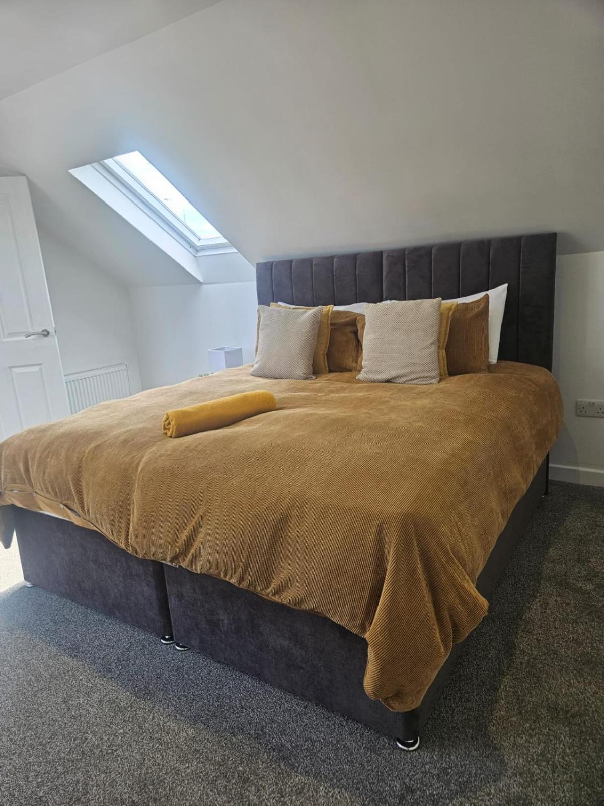 THE KEMPS 7bed 6 bathroom PARKING for 3 vehicles Ideal for contractors Next to LIDLE part of Langleycottageandapartments portfolio REDUCTION FOR LONG STAYS