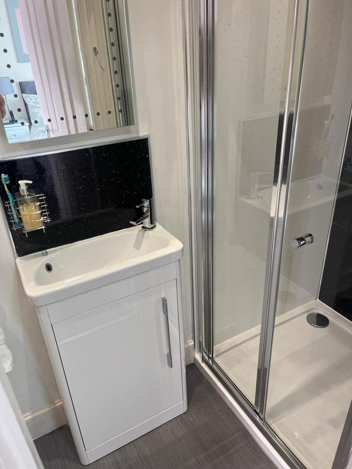 THE KEMPS 7bed 6 bathroom PARKING for 3 vehicles Ideal for contractors Next to LIDLE part of Langleycottageandapartments portfolio REDUCTION FOR LONG STAYS