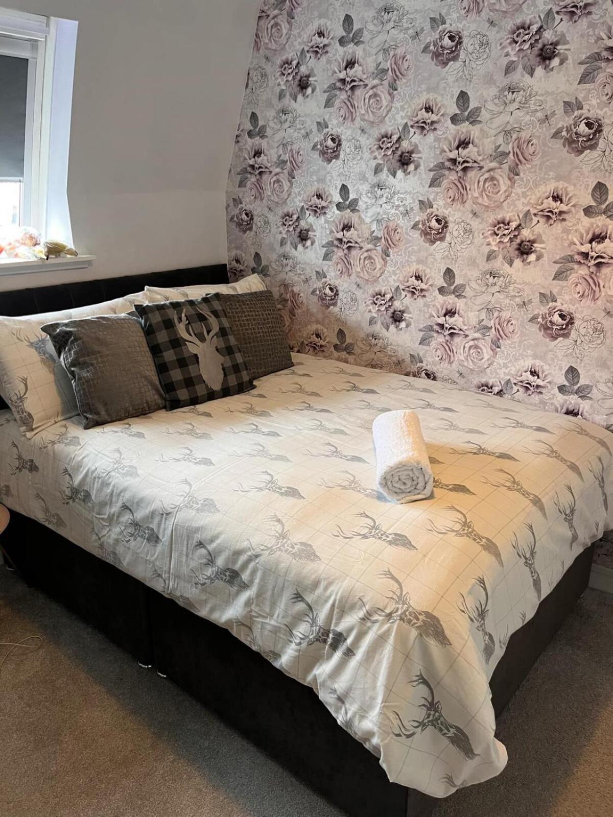 THE KEMPS 7bed 6 bathroom PARKING for 3 vehicles Ideal for contractors Next to LIDLE part of Langleycottageandapartments portfolio REDUCTION FOR LONG STAYS