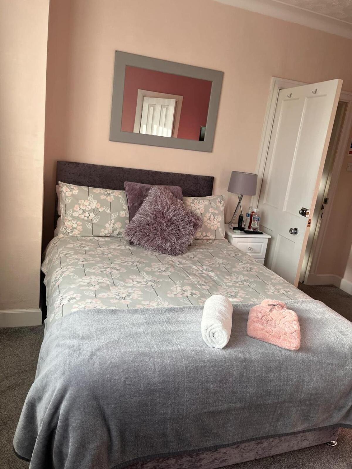 THE KEMPS 7bed 6 bathroom PARKING for 3 vehicles Ideal for contractors Next to LIDLE part of Langleycottageandapartments portfolio REDUCTION FOR LONG STAYS