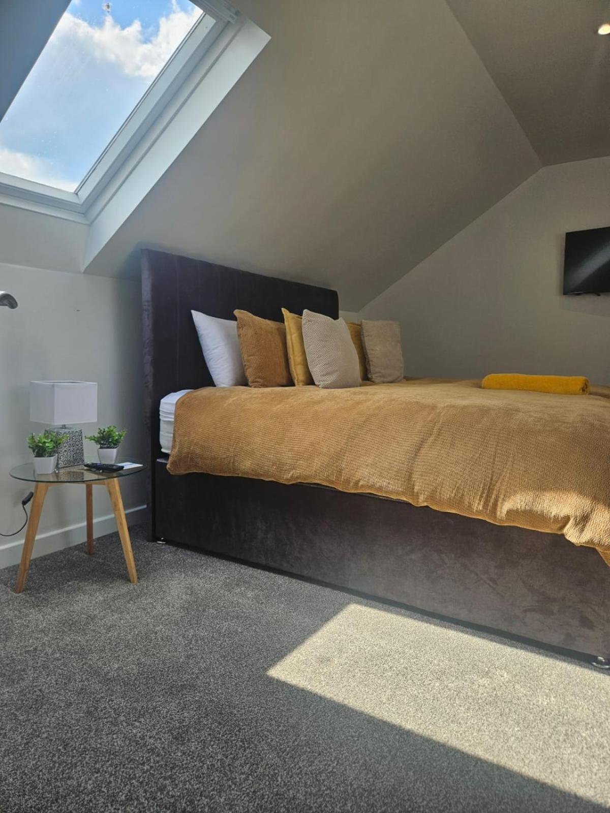 THE KEMPS 7bed 6 bathroom PARKING for 3 vehicles Ideal for contractors Next to LIDLE part of Langleycottageandapartments portfolio REDUCTION FOR LONG STAYS