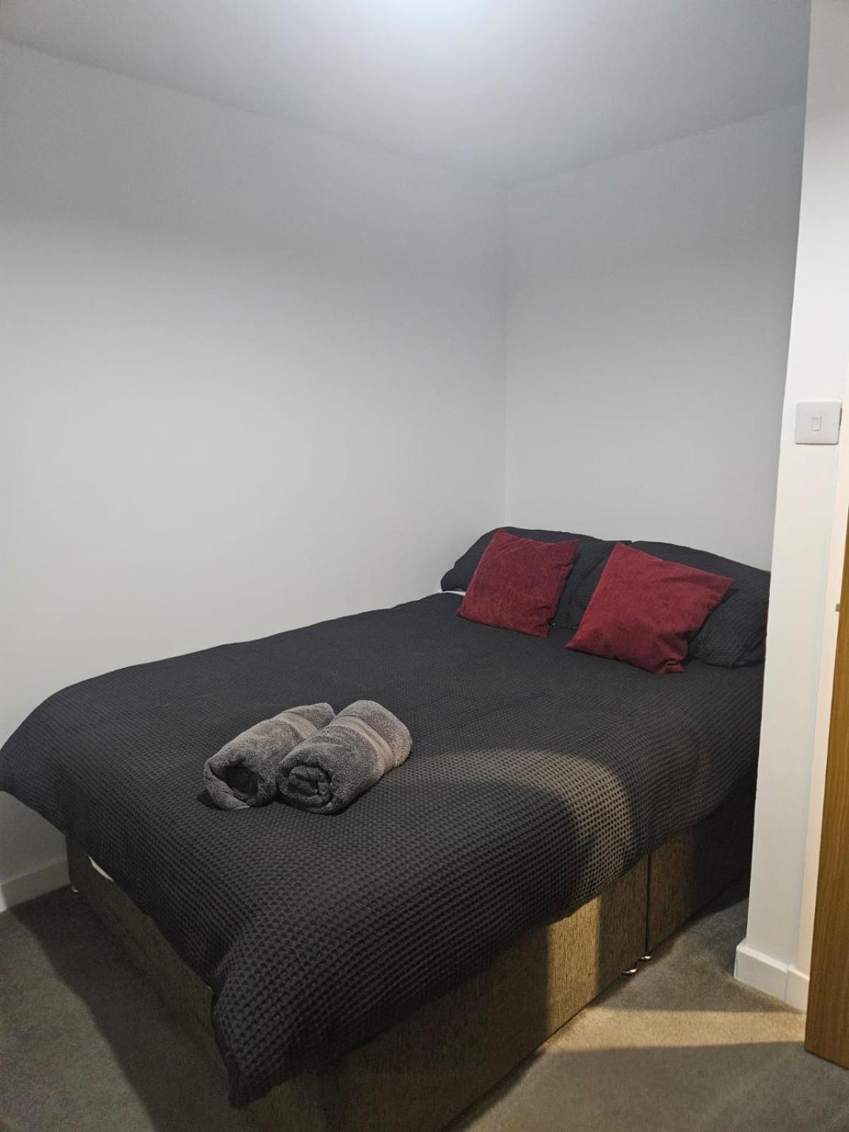 THE KEMPS 7bed 6 bathroom PARKING for 3 vehicles Ideal for contractors Next to LIDLE part of Langleycottageandapartments portfolio REDUCTION FOR LONG STAYS