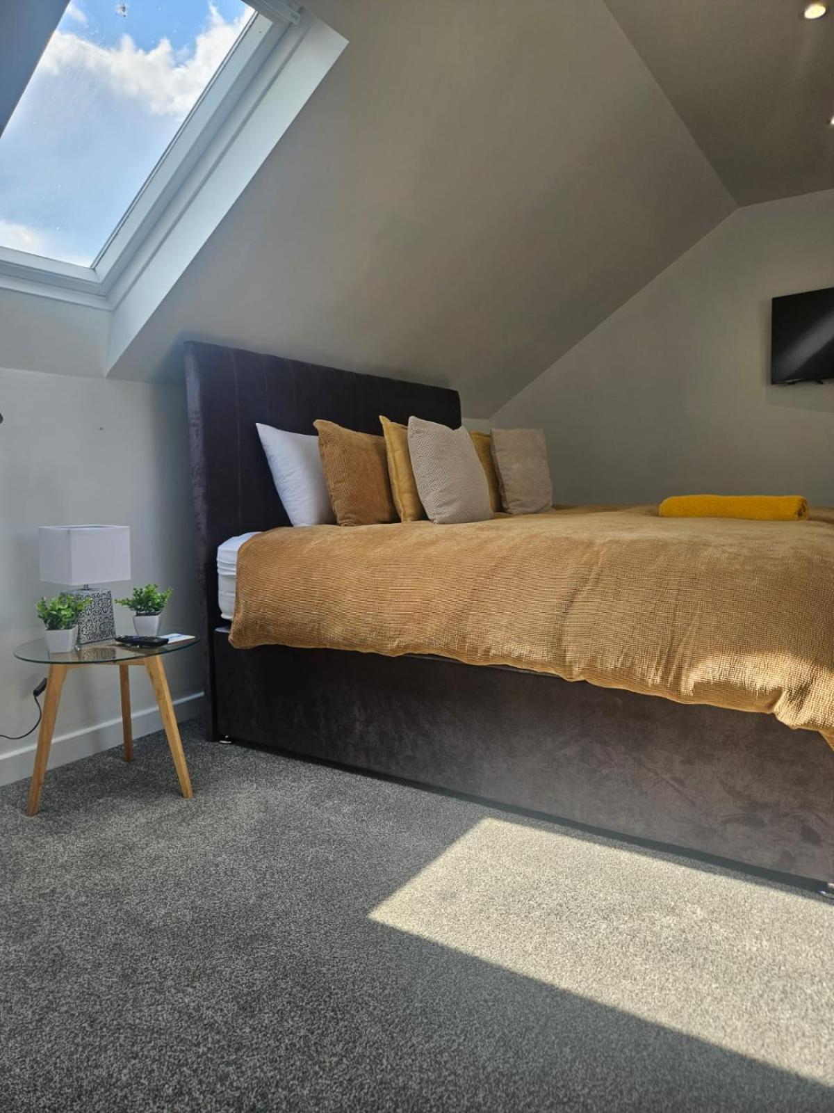 THE KEMPS 7bed 6 bathroom PARKING for 3 vehicles Ideal for contractors Next to LIDLE part of Langleycottageandapartments portfolio REDUCTION FOR LONG STAYS