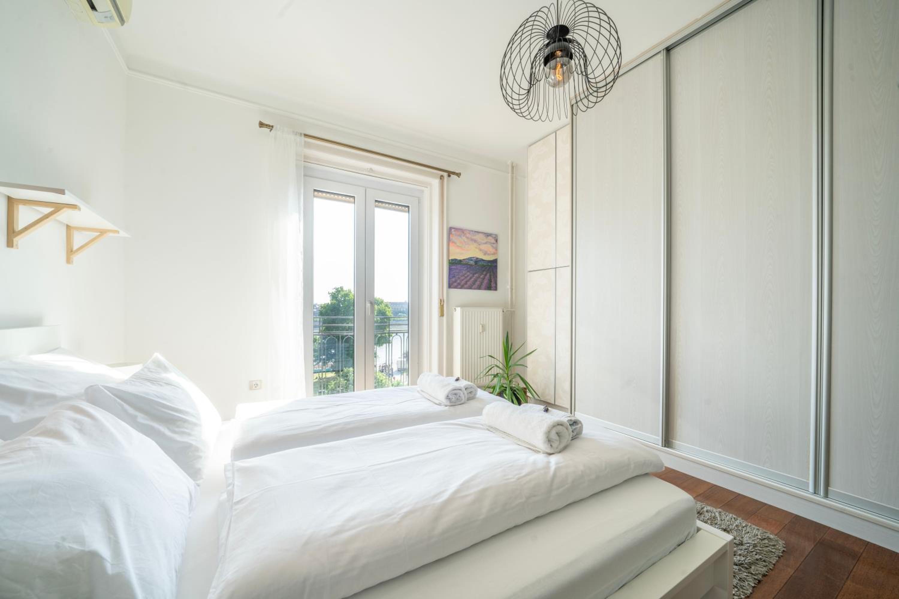 Aurelia Suite -Spacious Apartment with AC and Panoramic Danube Views