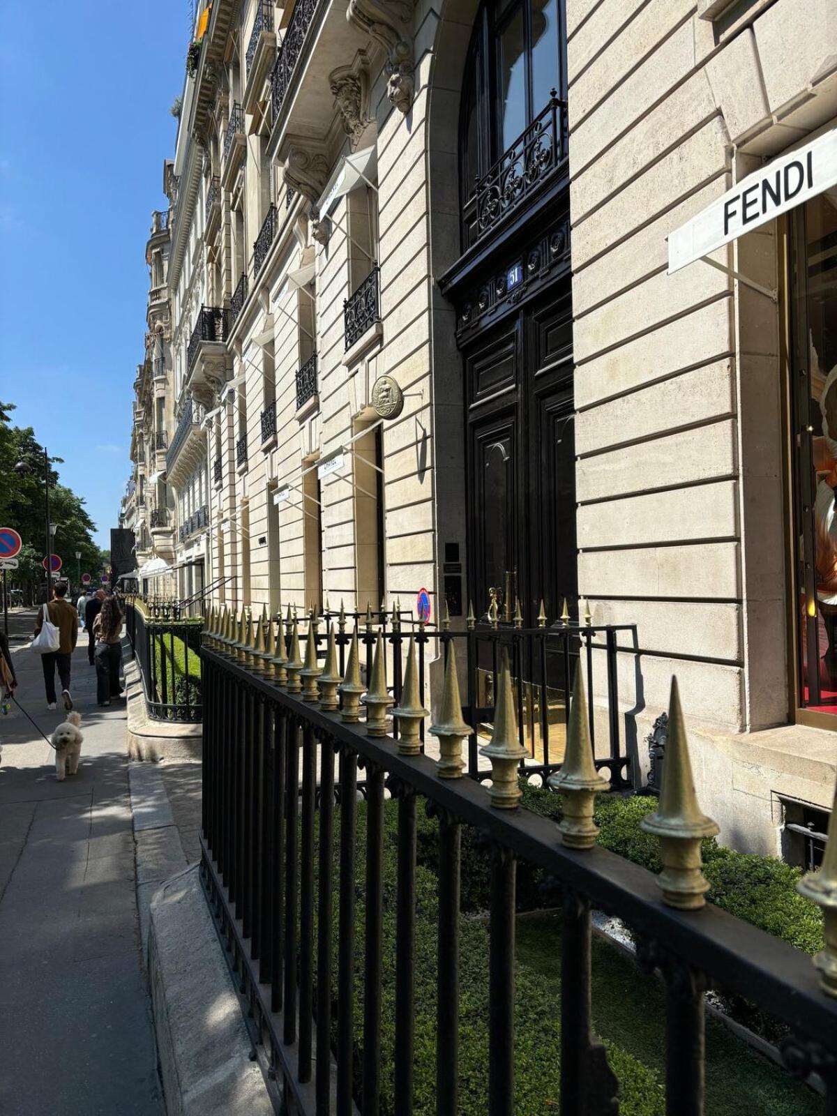 Champs-Élysées, Avenue Montaigne