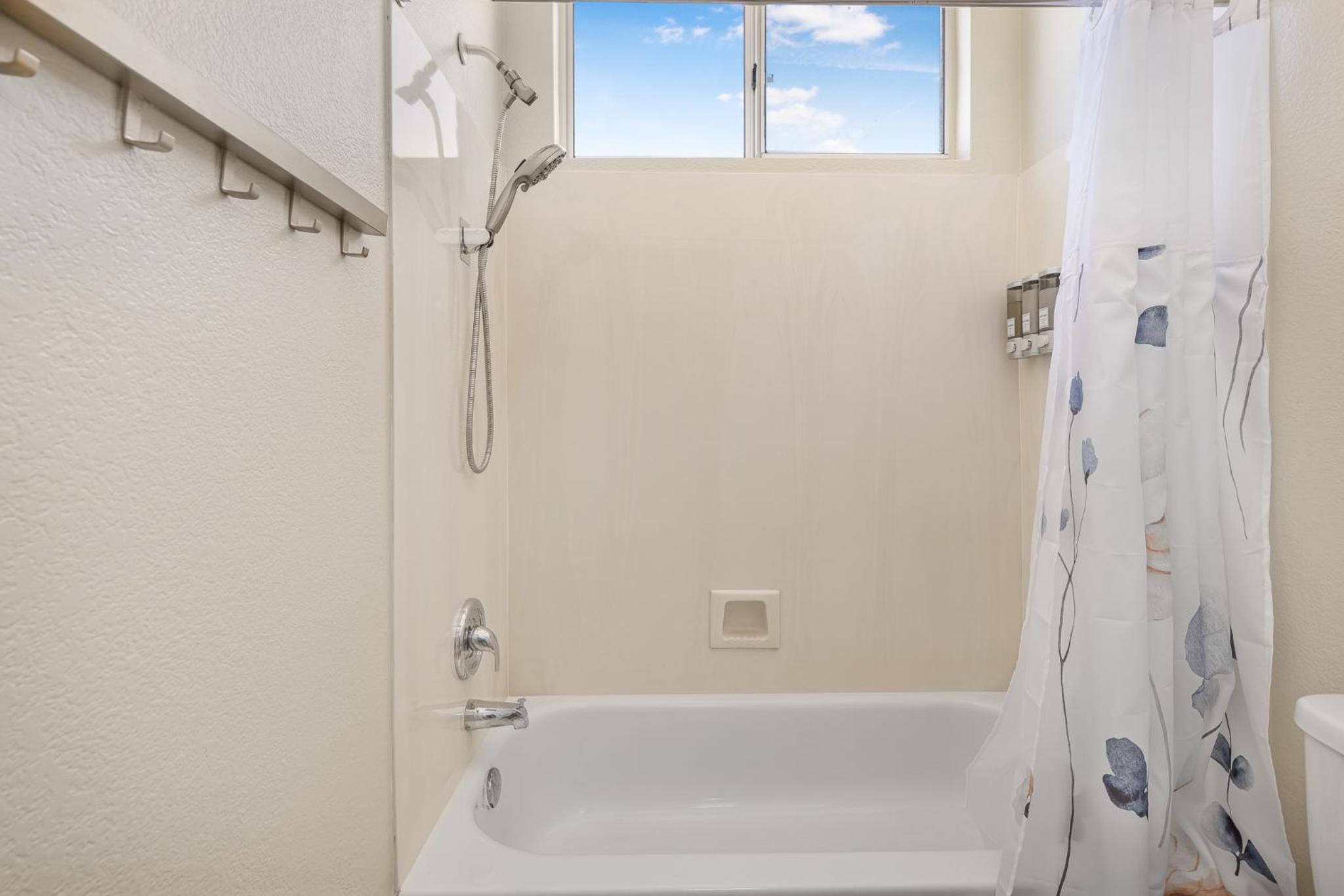Sparkling Saltwater Pool - Spa - Firepit - WiFi - 4BR 3BA - Near Top Golf Courses