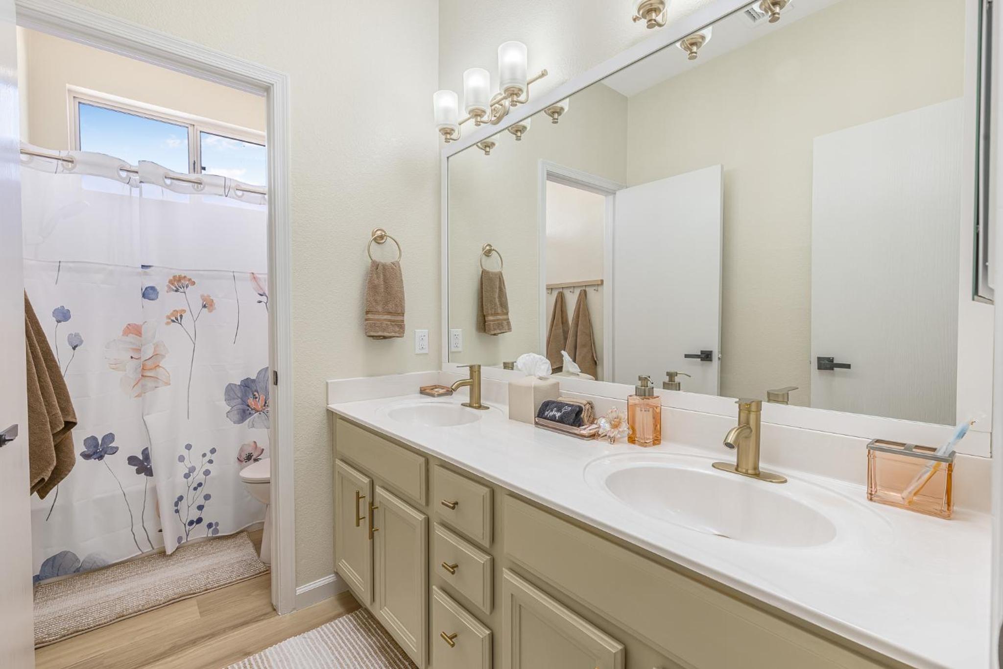 Sparkling Saltwater Pool - Spa - Firepit - WiFi - 4BR 3BA - Near Top Golf Courses