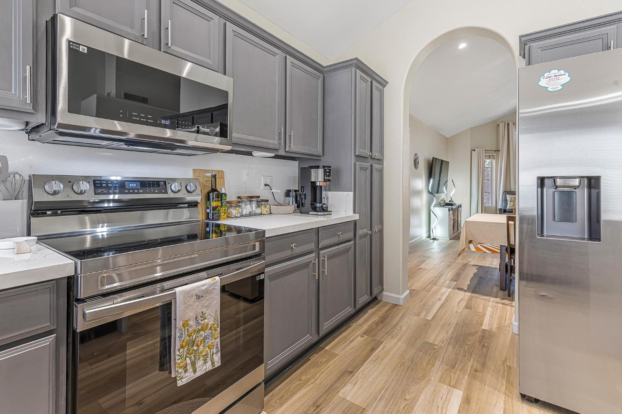 Sparkling Saltwater Pool - Spa - Firepit - WiFi - 4BR 3BA - Near Top Golf Courses