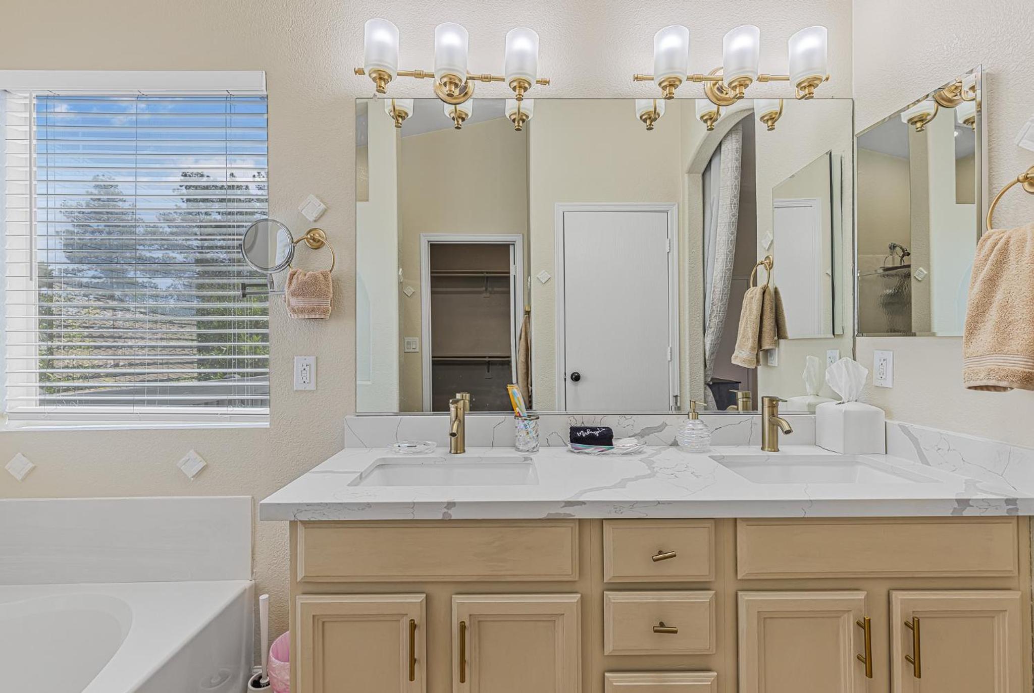 Sparkling Saltwater Pool - Spa - Firepit - WiFi - 4BR 3BA - Near Top Golf Courses