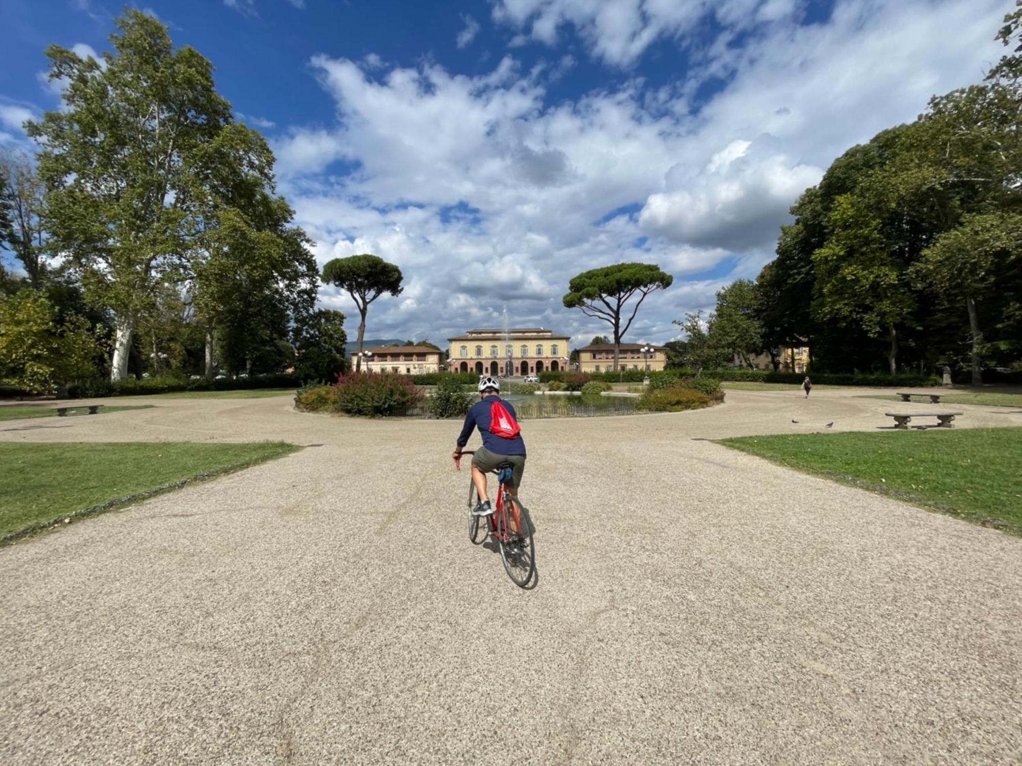 Spacious, Free private Parking, 2 bedrooms 2 bathrooms - Comfortable and Bright Apartment in Florence with Private Parking Garage - Just Few Minutes walkin
