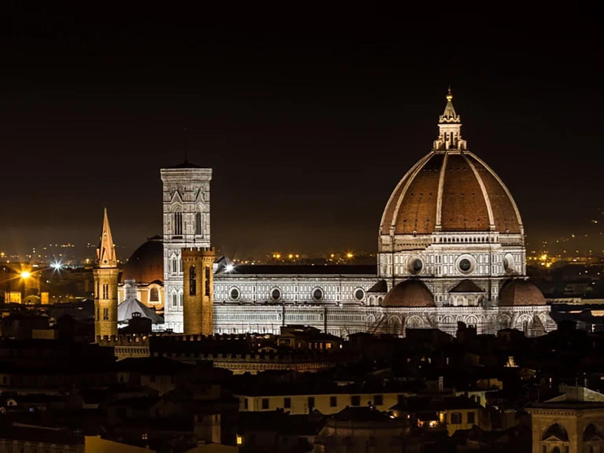 Spacious, Free private Parking, 2 bedrooms 2 bathrooms - Comfortable and Bright Apartment in Florence with Private Parking Garage - Just Few Minutes walkin