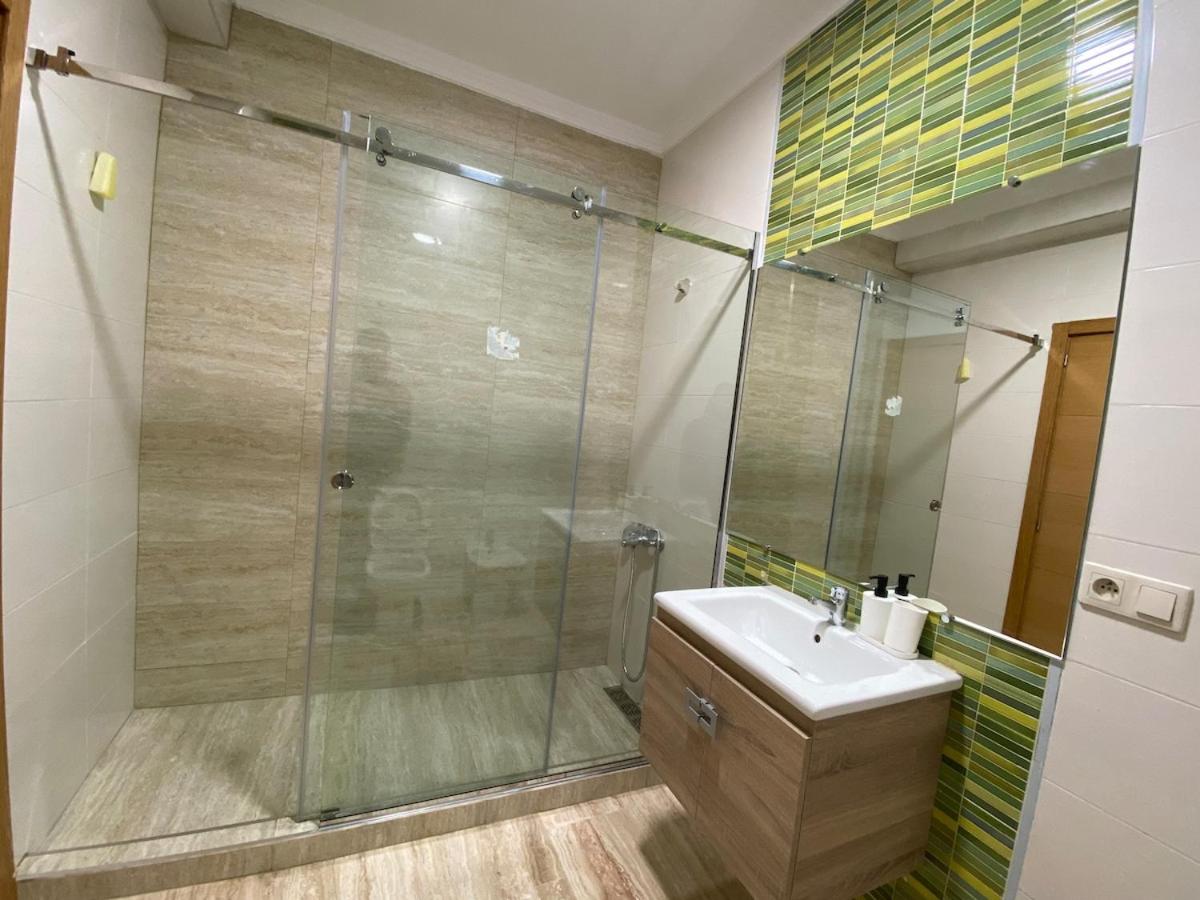 Family Apartment 5 min to Corniche, 2 min to TGV
