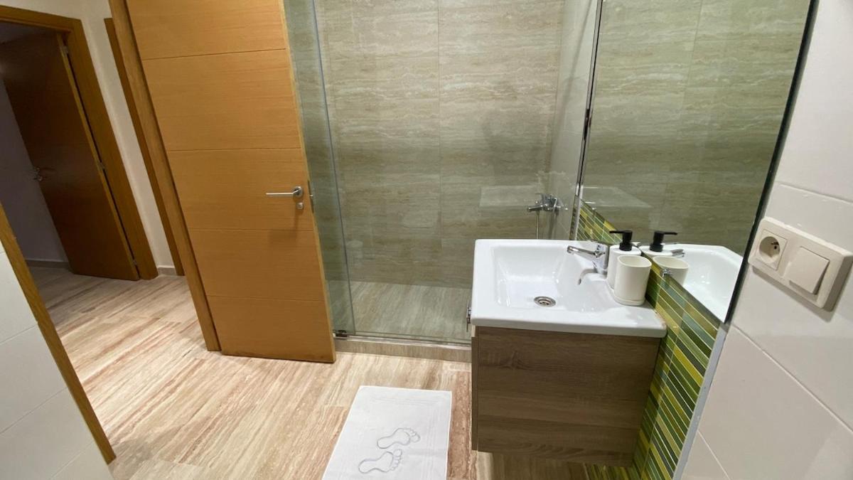 Family Apartment 5 min to Corniche, 2 min to TGV