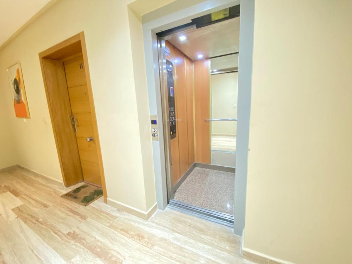 Family Apartment 5 min to Corniche, 2 min to TGV