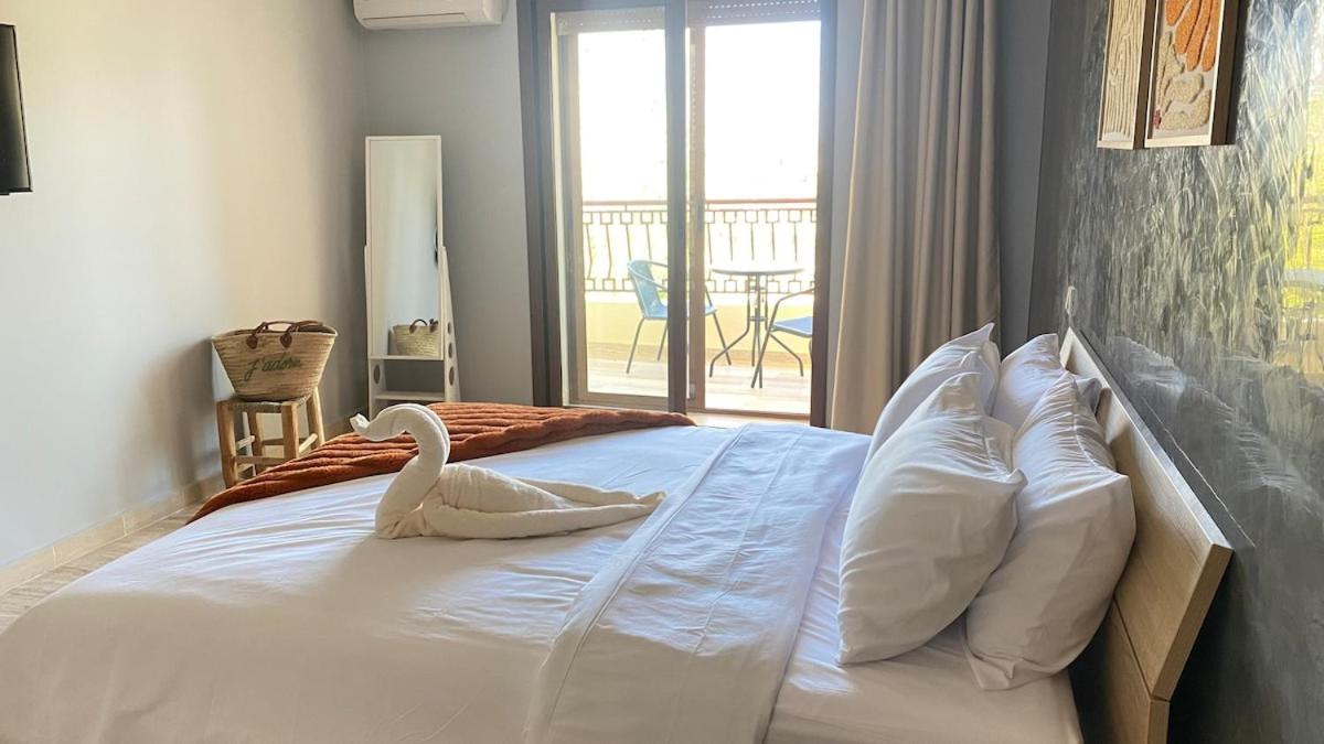 Family Apartment 5 min to Corniche, 2 min to TGV