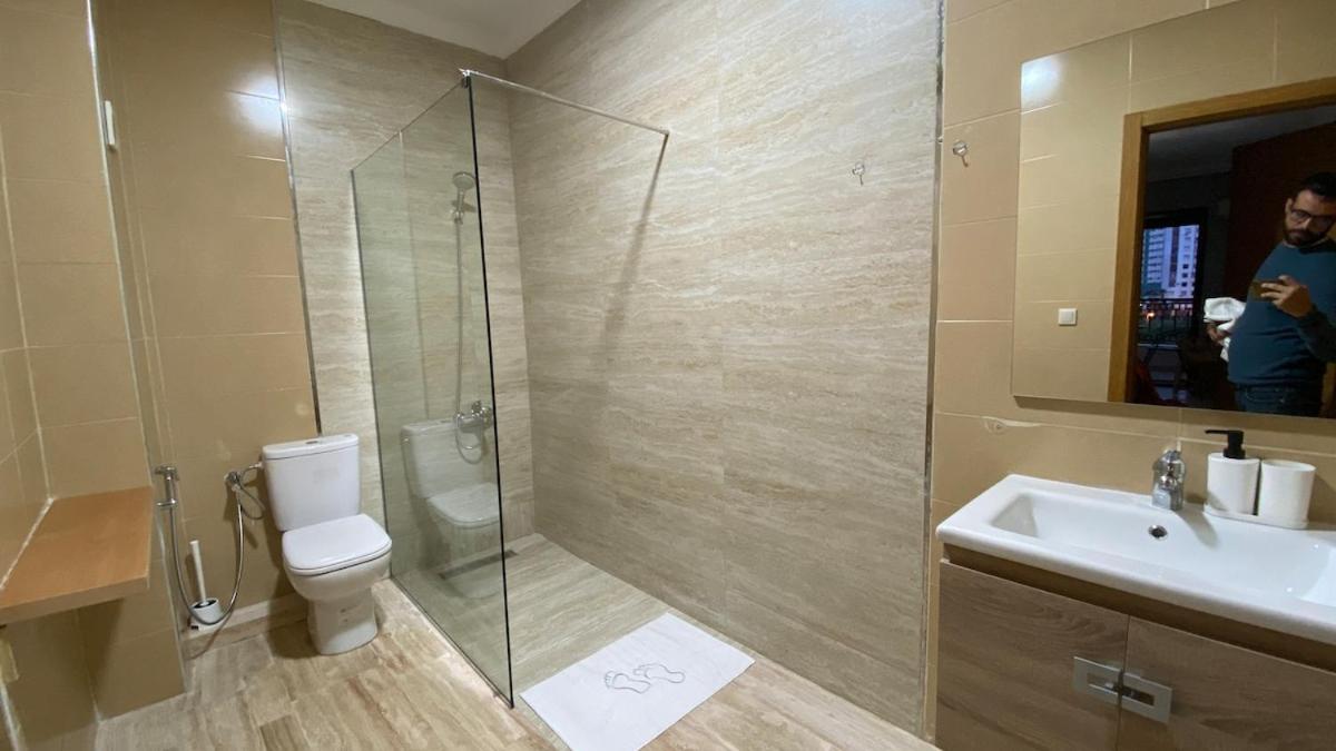 Family Apartment 5 min to Corniche, 2 min to TGV