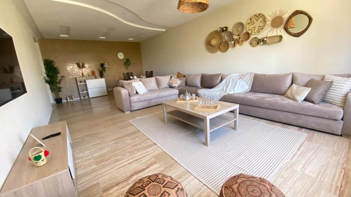 Family Apartment 5 min to Corniche, 2 min to TGV