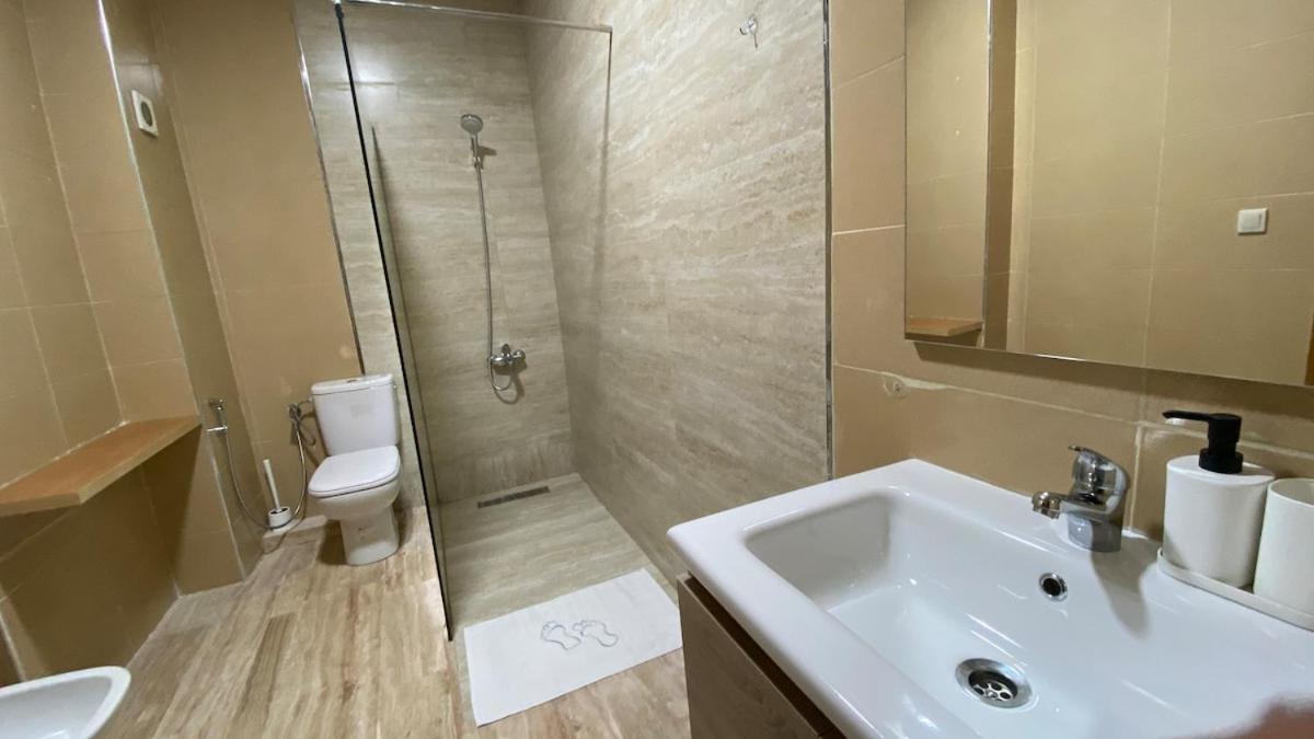 Family Apartment 5 min to Corniche, 2 min to TGV