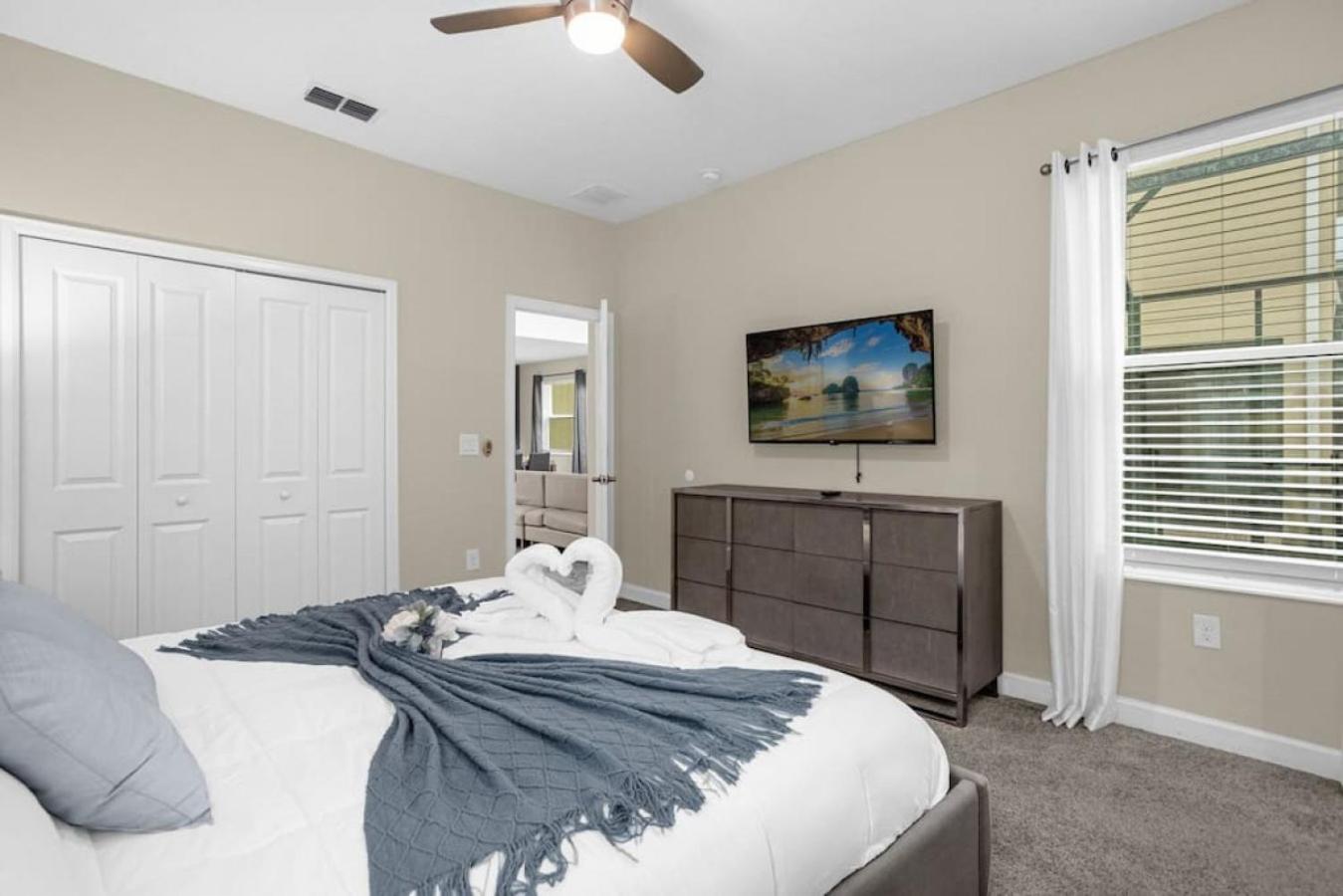 Disney Vacation Villa Pool & BBQ & Resort Clubhouse