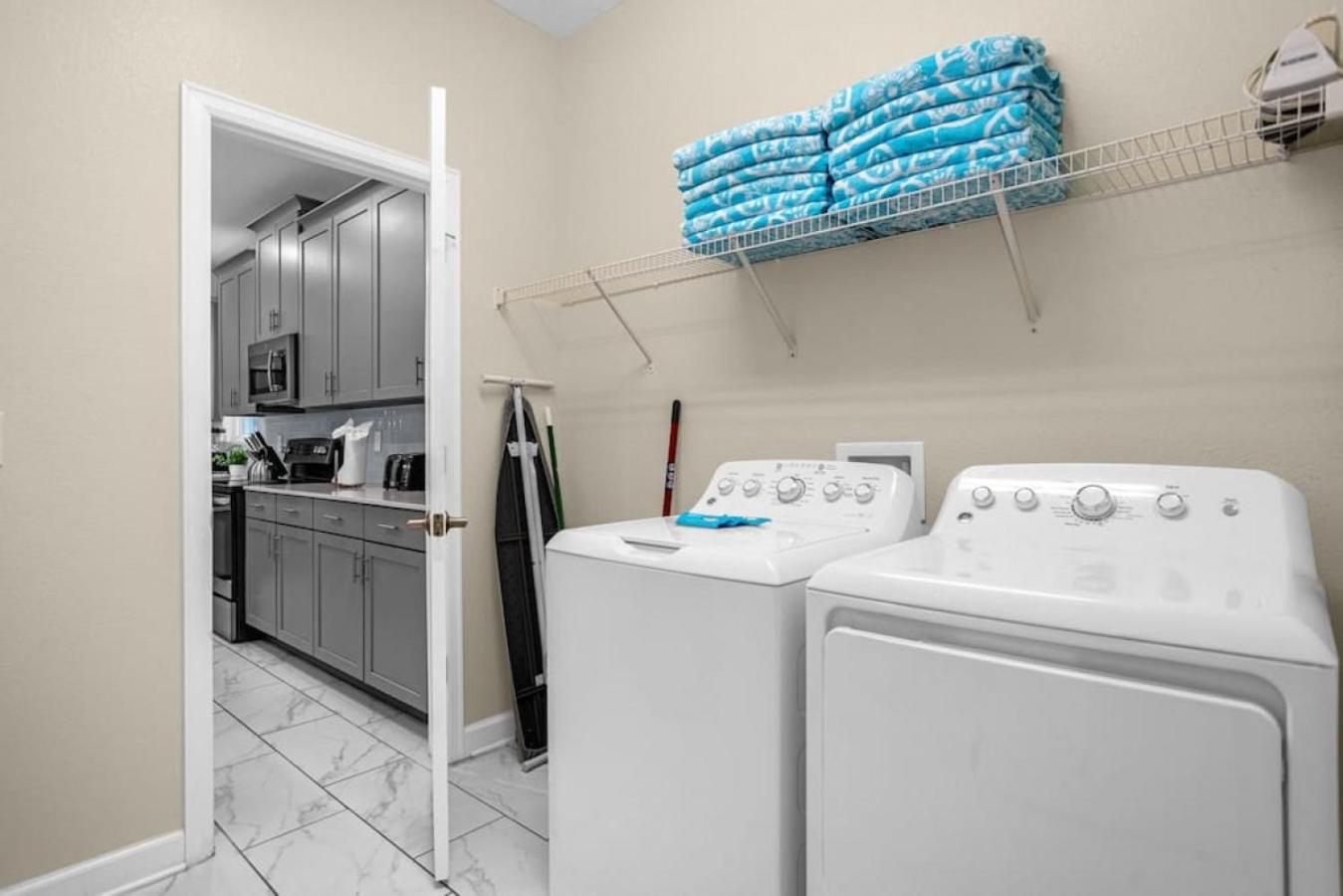 Disney Vacation Villa Pool & BBQ & Resort Clubhouse