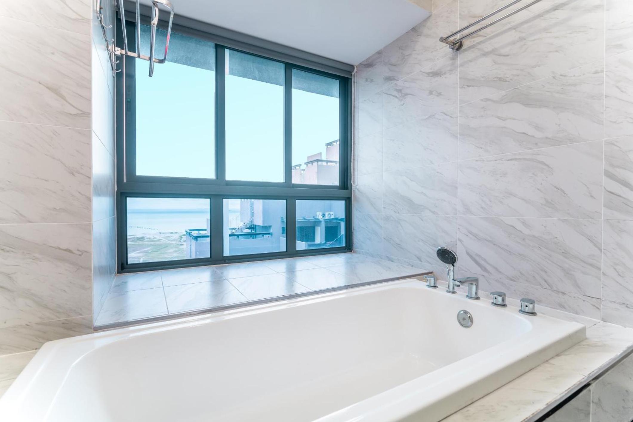 Imperio A2213A with Bathtub 3pax free Wifi Parking