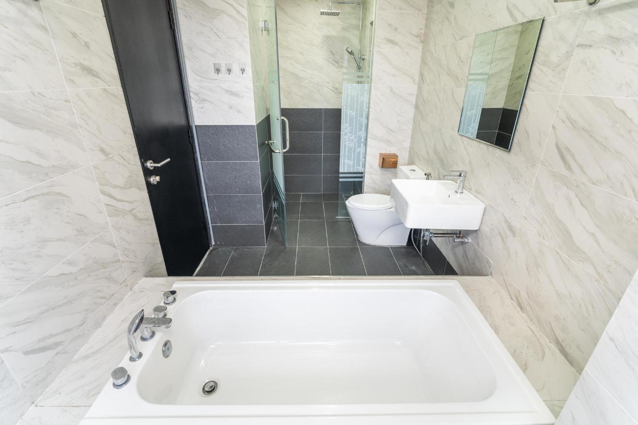 Imperio A2213A with Bathtub 3pax free Wifi Parking