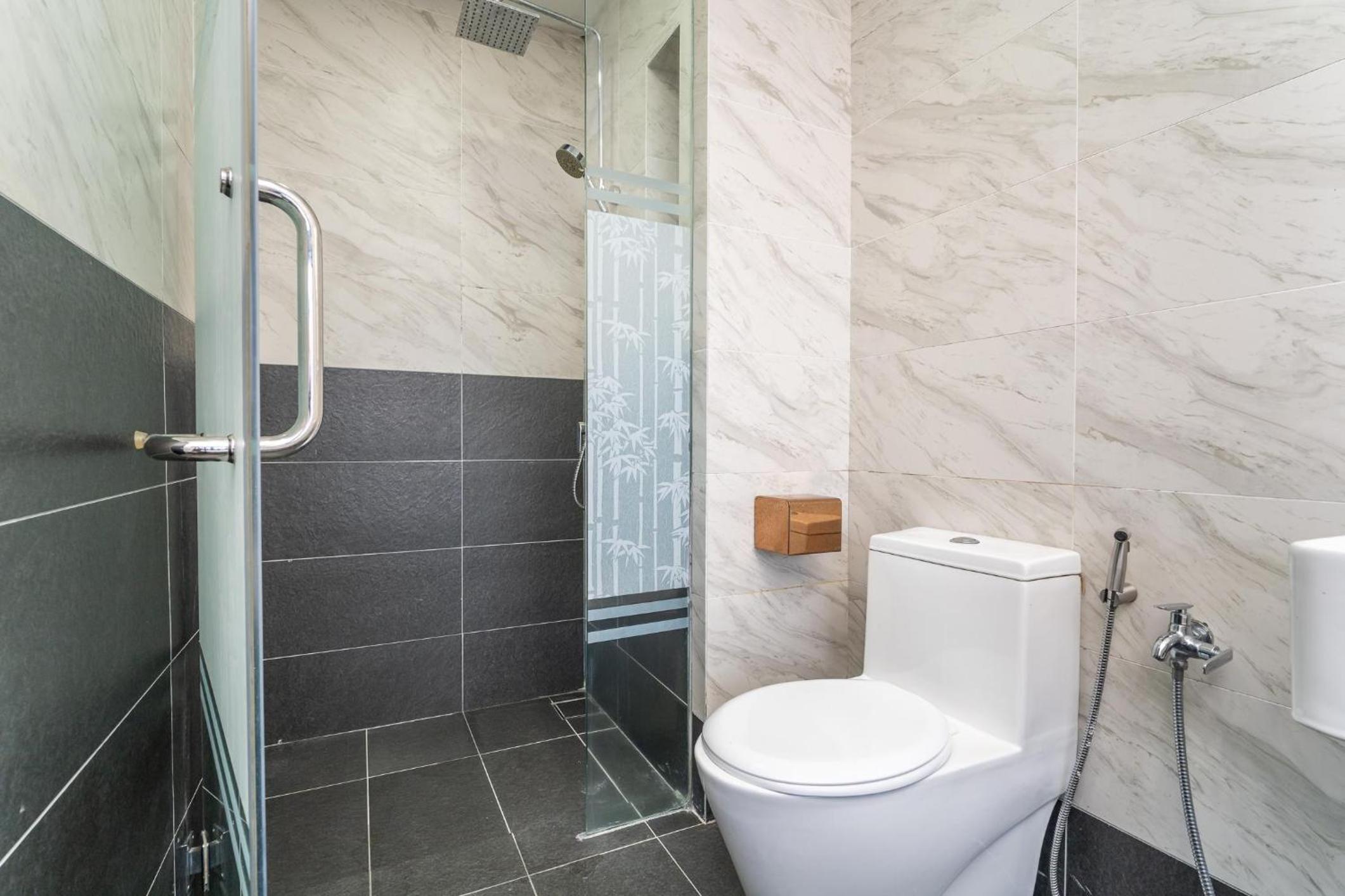 Imperio A2213A with Bathtub 3pax free Wifi Parking