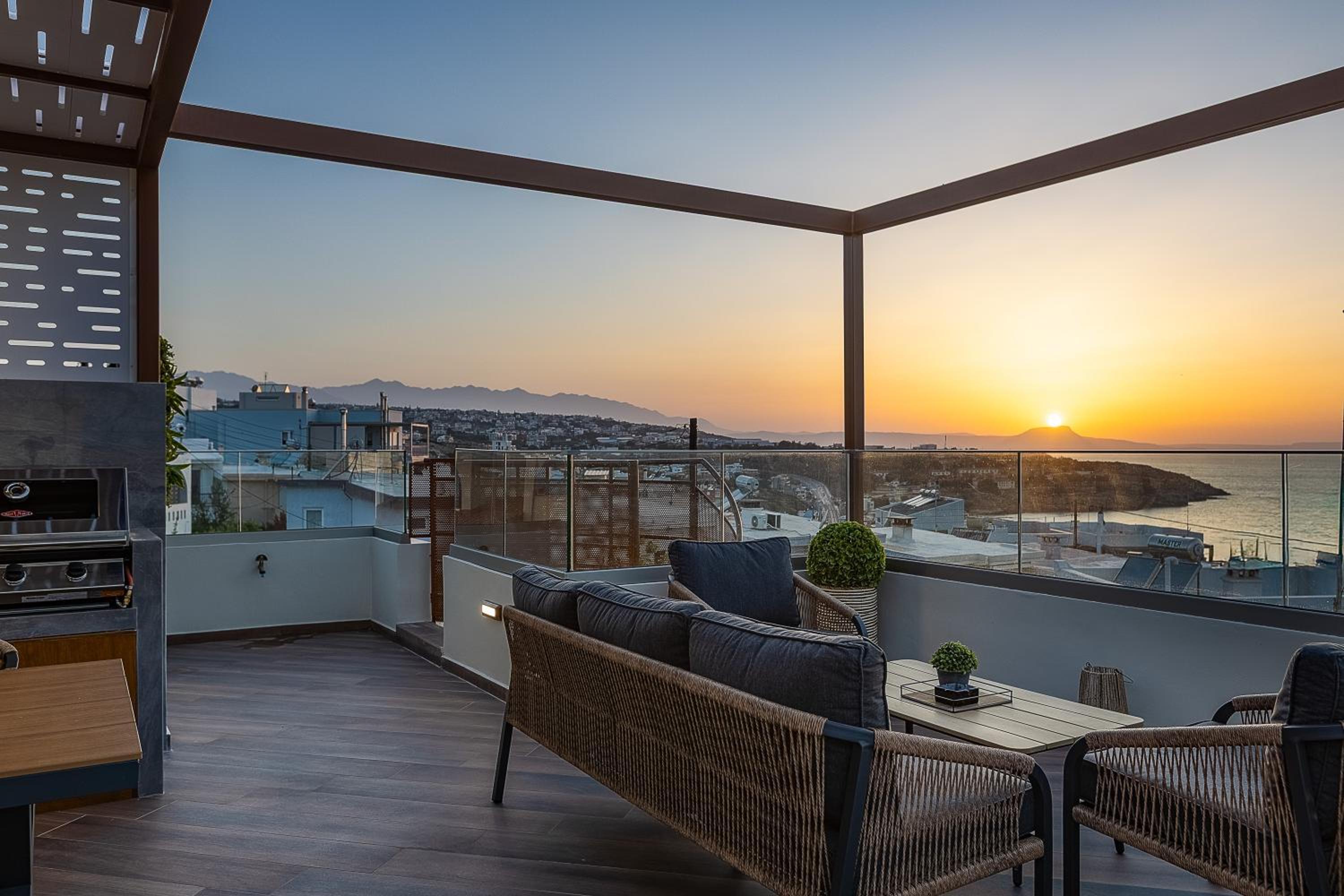 Private Rooftop Jacuzzi Sea View Walk to Beach