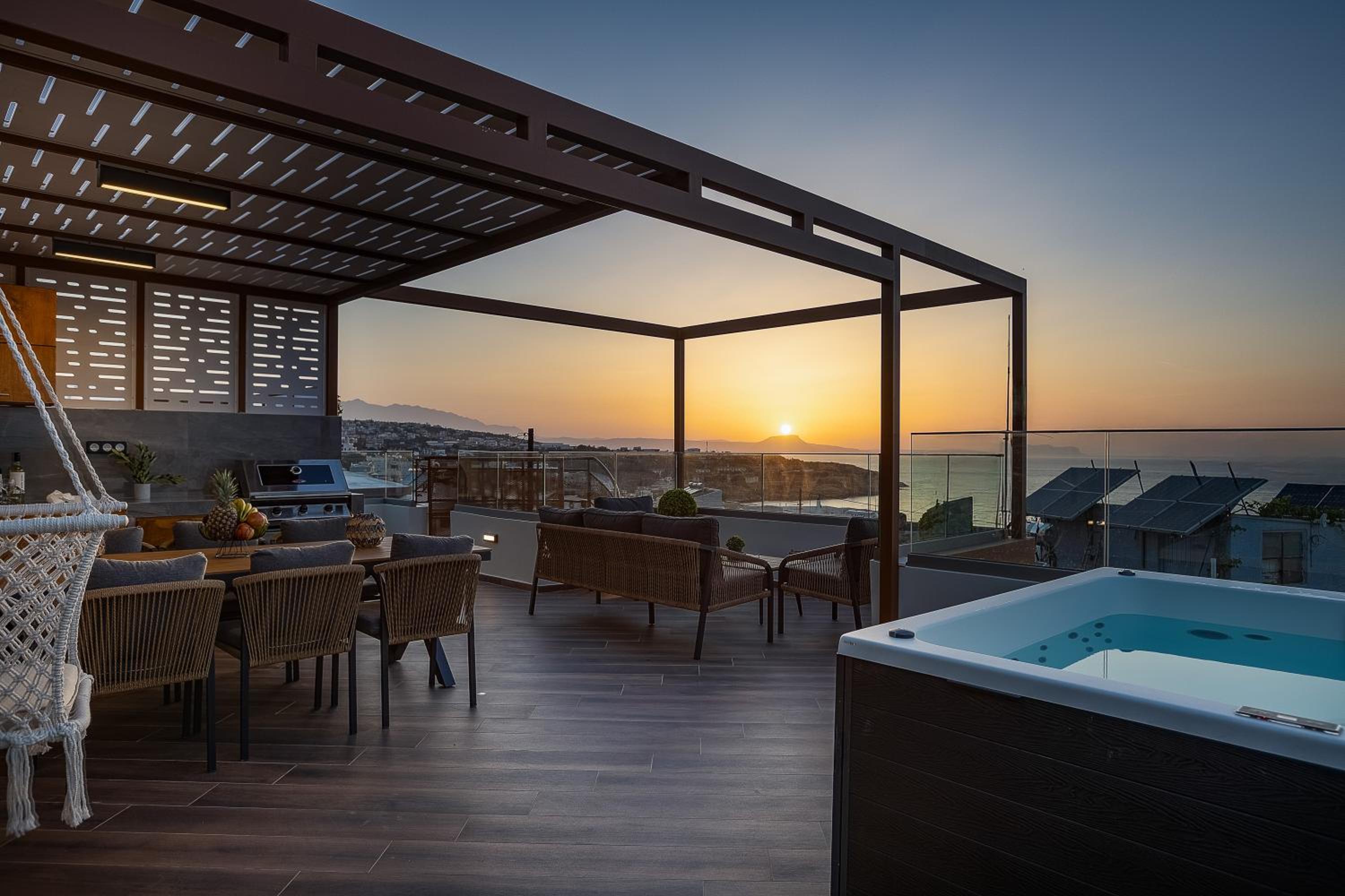 Private Rooftop Jacuzzi Sea View Walk to Beach