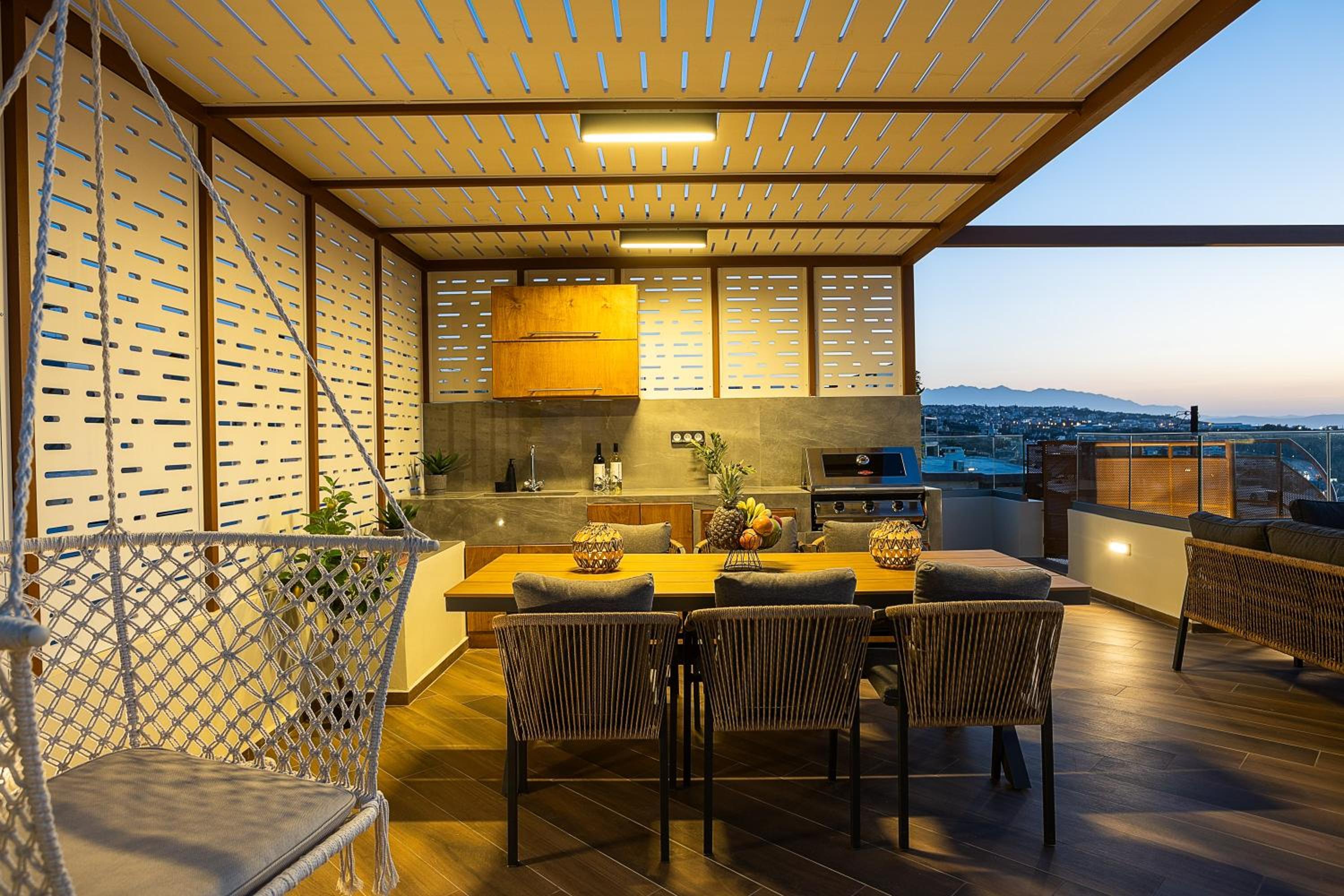 Private Rooftop Jacuzzi Sea View Walk to Beach