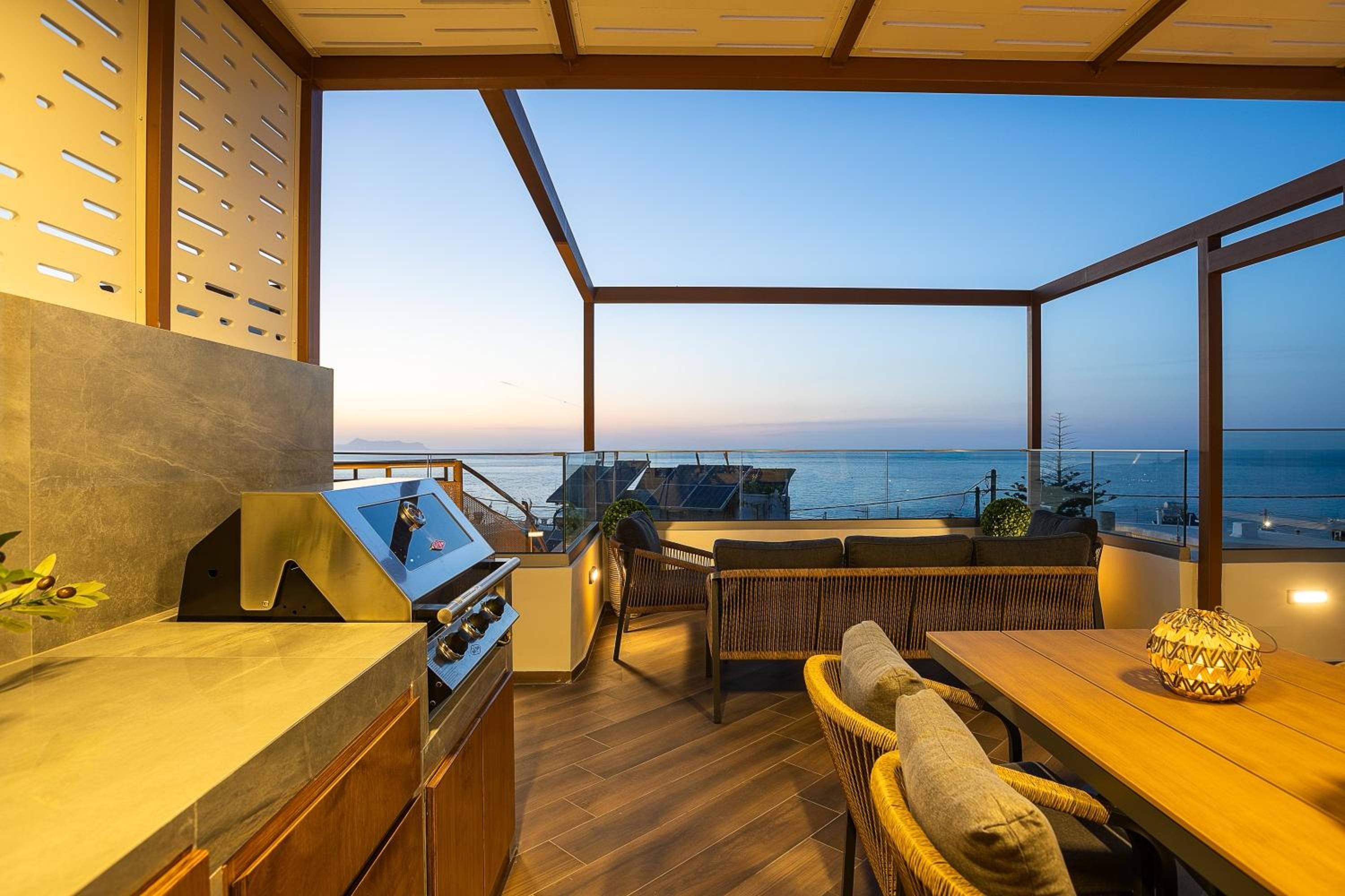 Private Rooftop Jacuzzi Sea View Walk to Beach