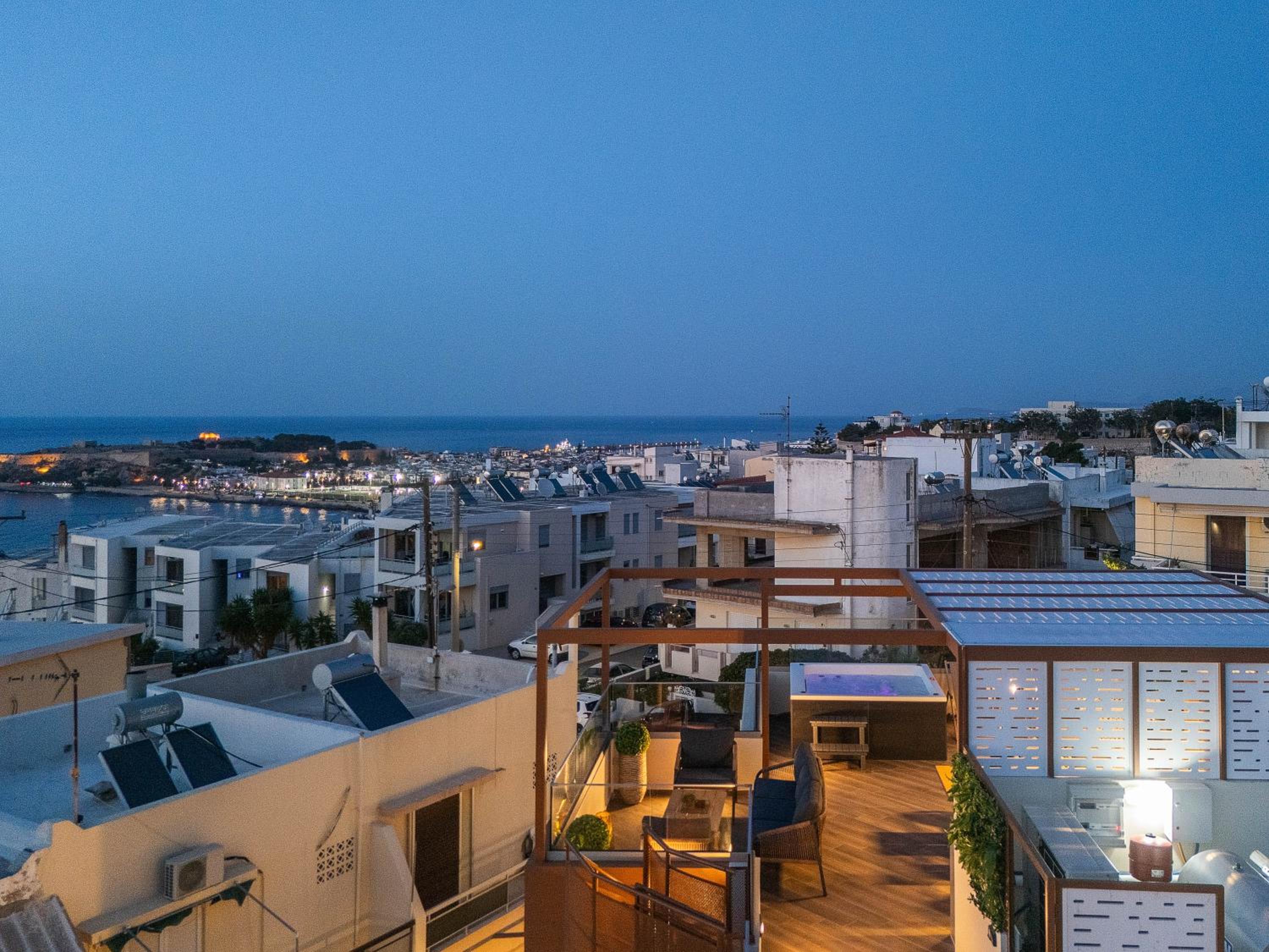 Private Rooftop Jacuzzi Sea View Walk to Beach