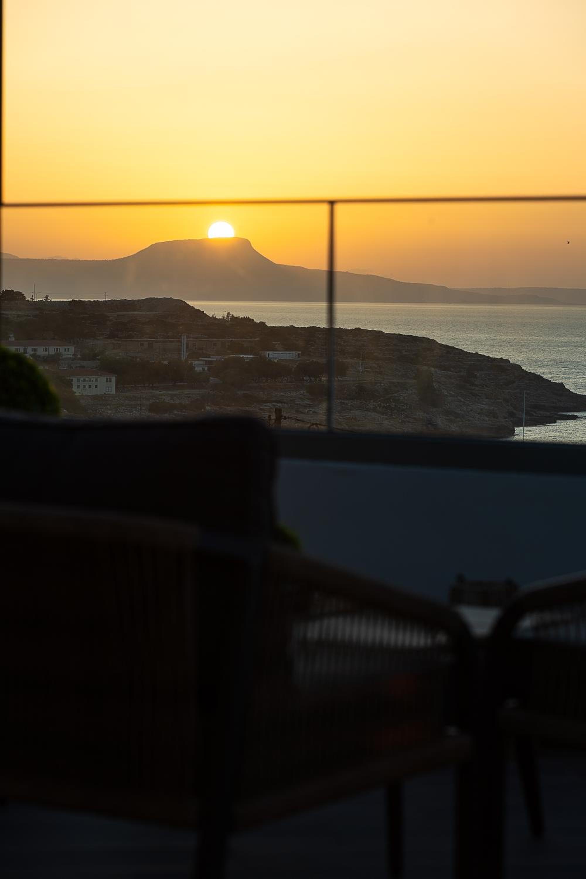 Private Rooftop Jacuzzi Sea View Walk to Beach