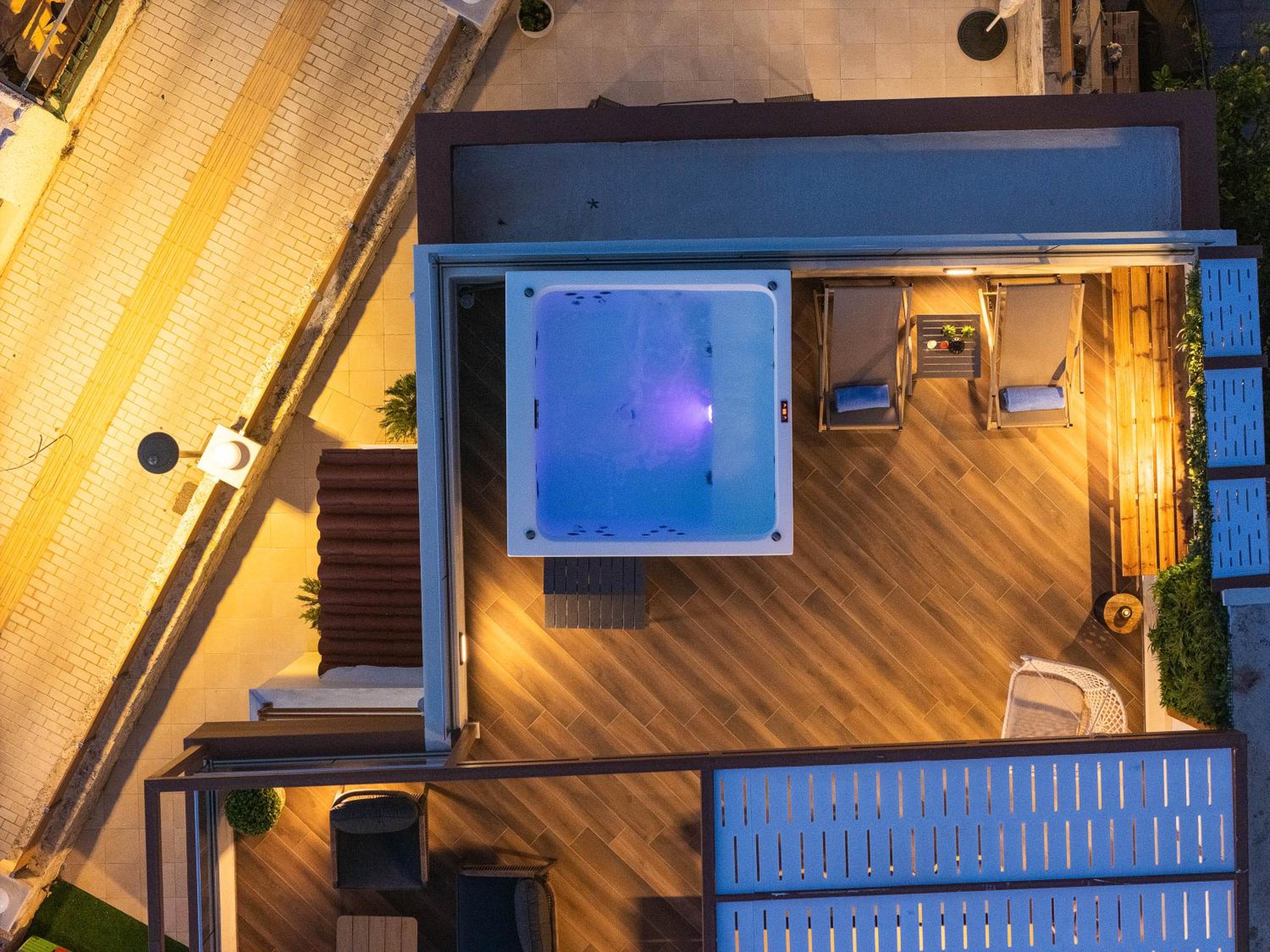 Private Rooftop Jacuzzi Sea View Walk to Beach
