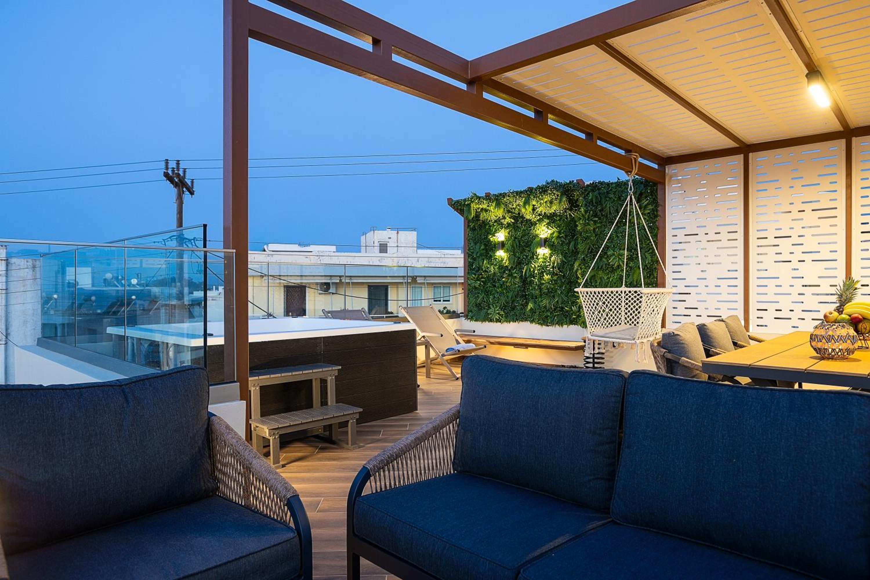 Private Rooftop Jacuzzi Sea View Walk to Beach