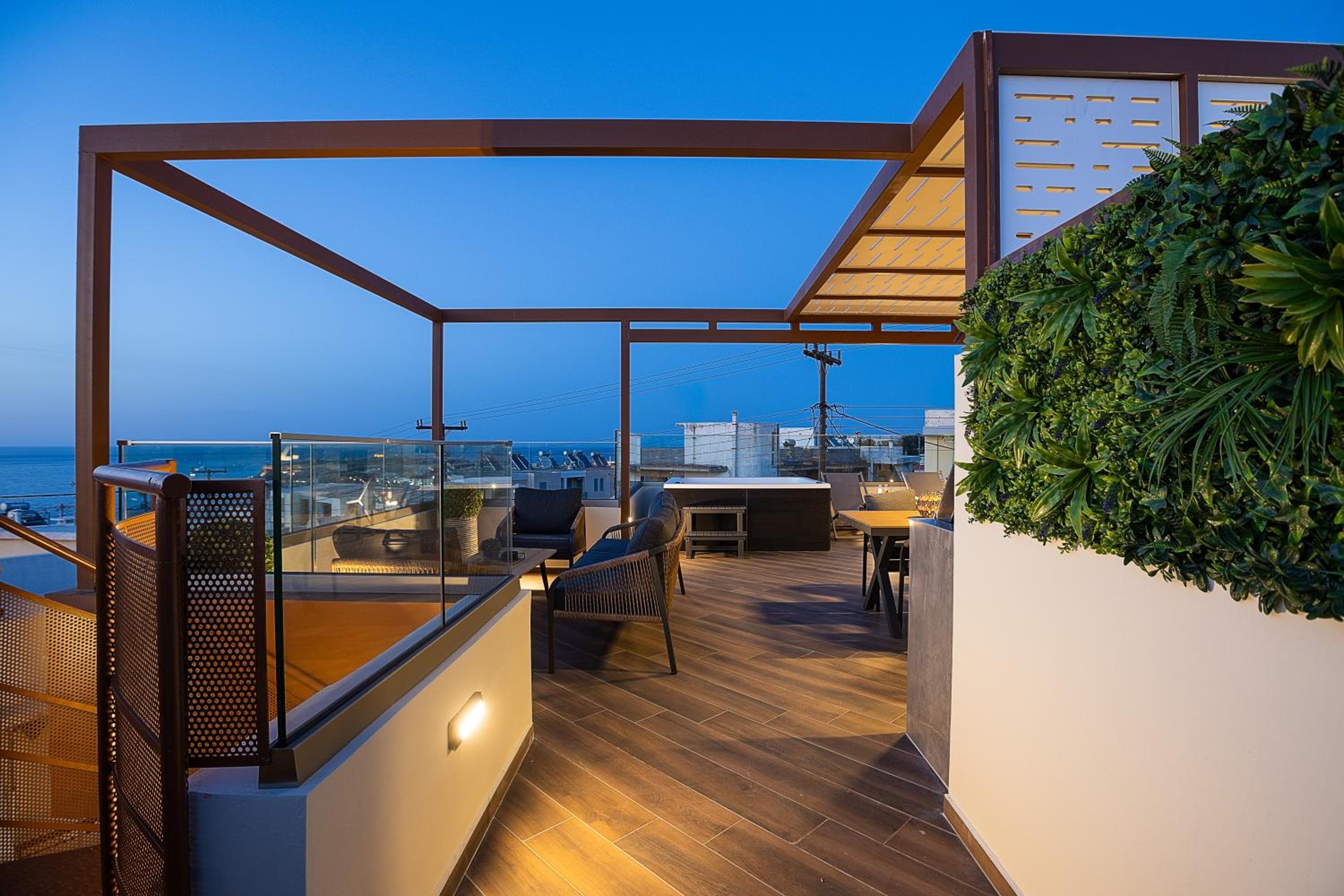 Private Rooftop Jacuzzi Sea View Walk to Beach