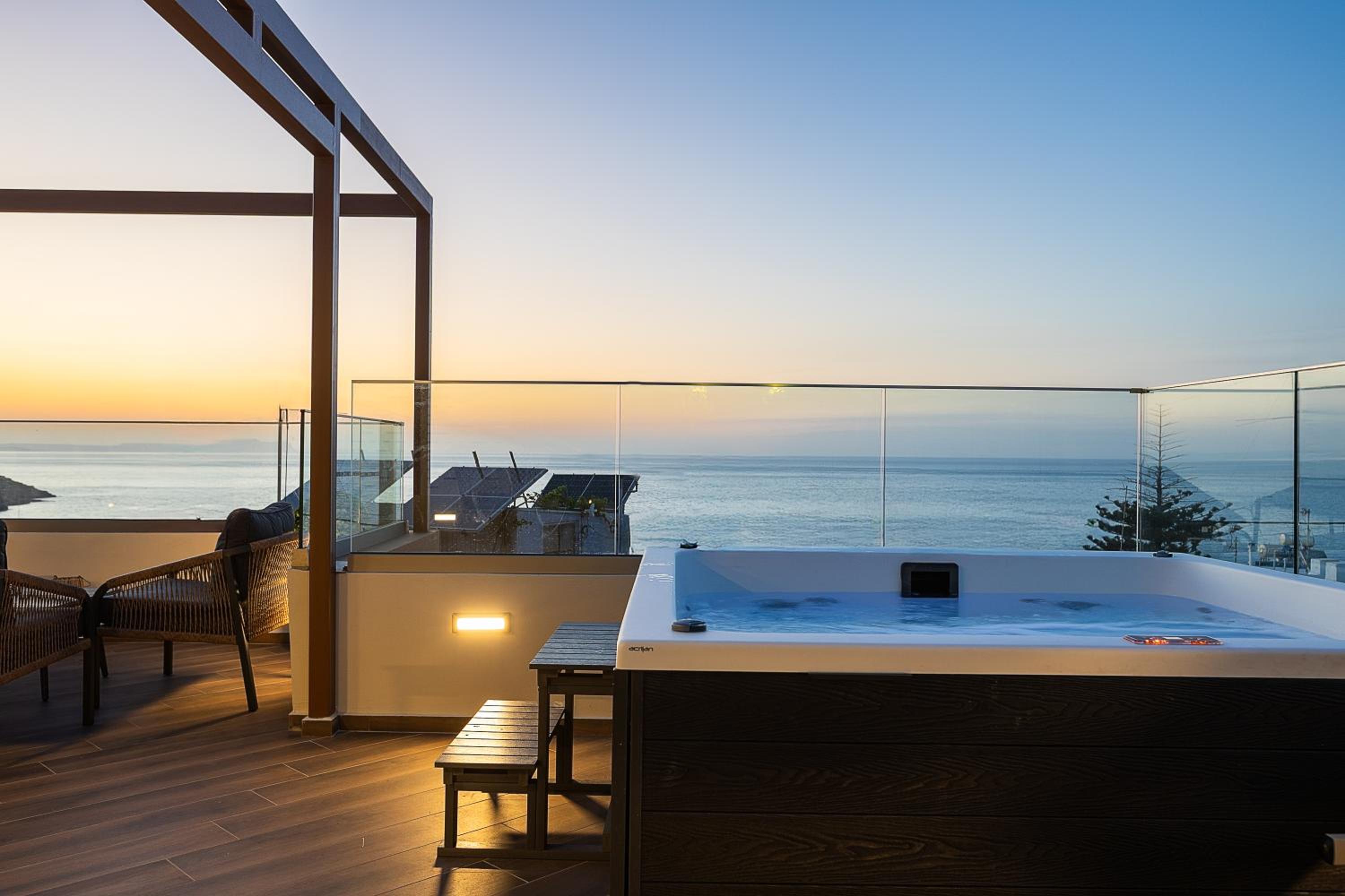 Private Rooftop Jacuzzi Sea View Walk to Beach