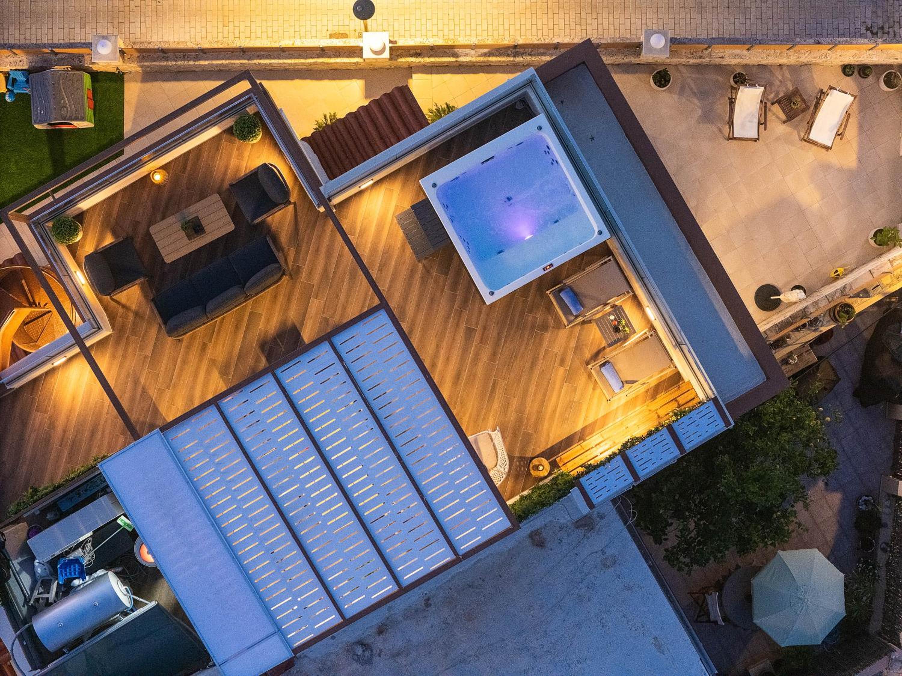 Private Rooftop Jacuzzi Sea View Walk to Beach