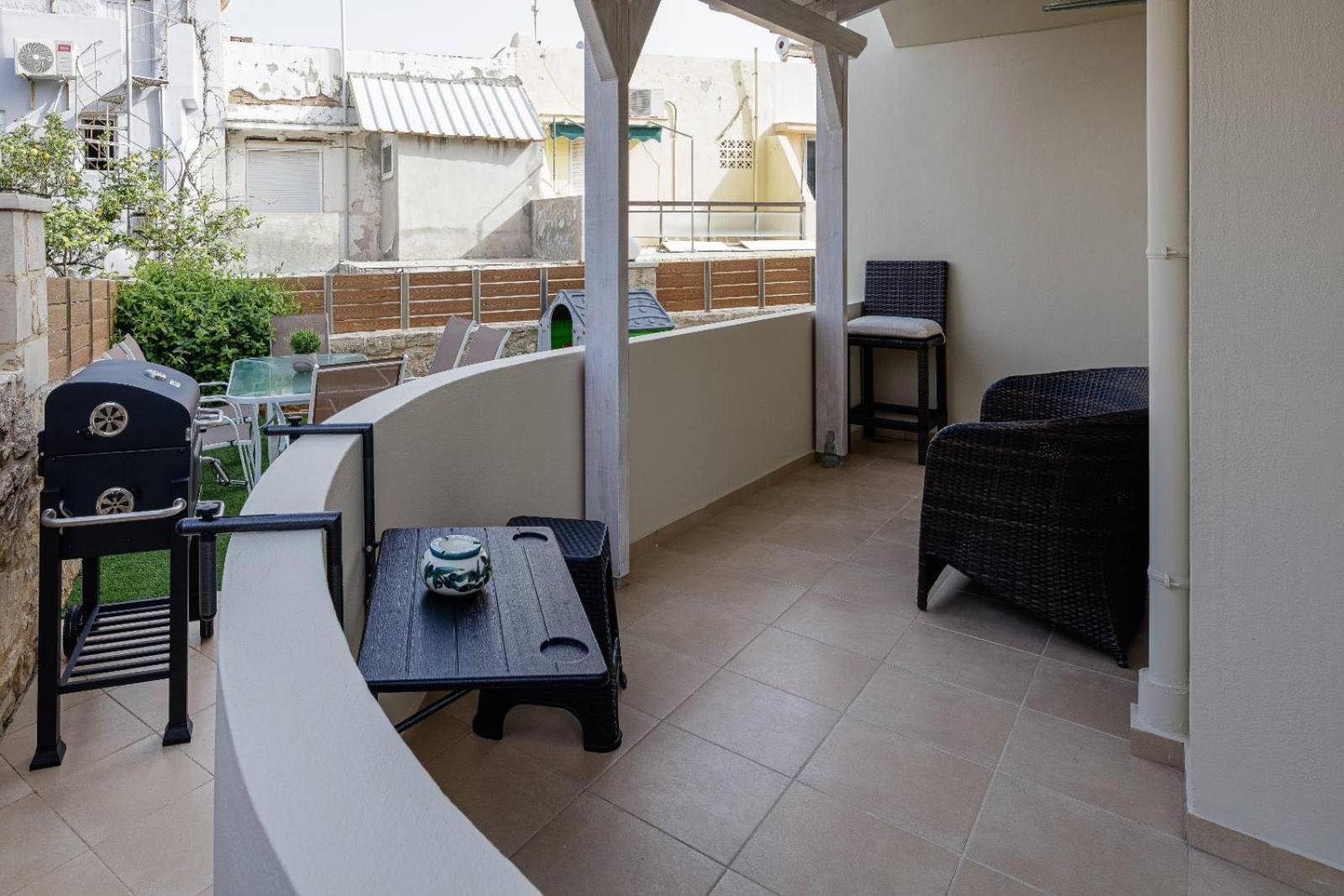 Private Rooftop Jacuzzi Sea View Walk to Beach