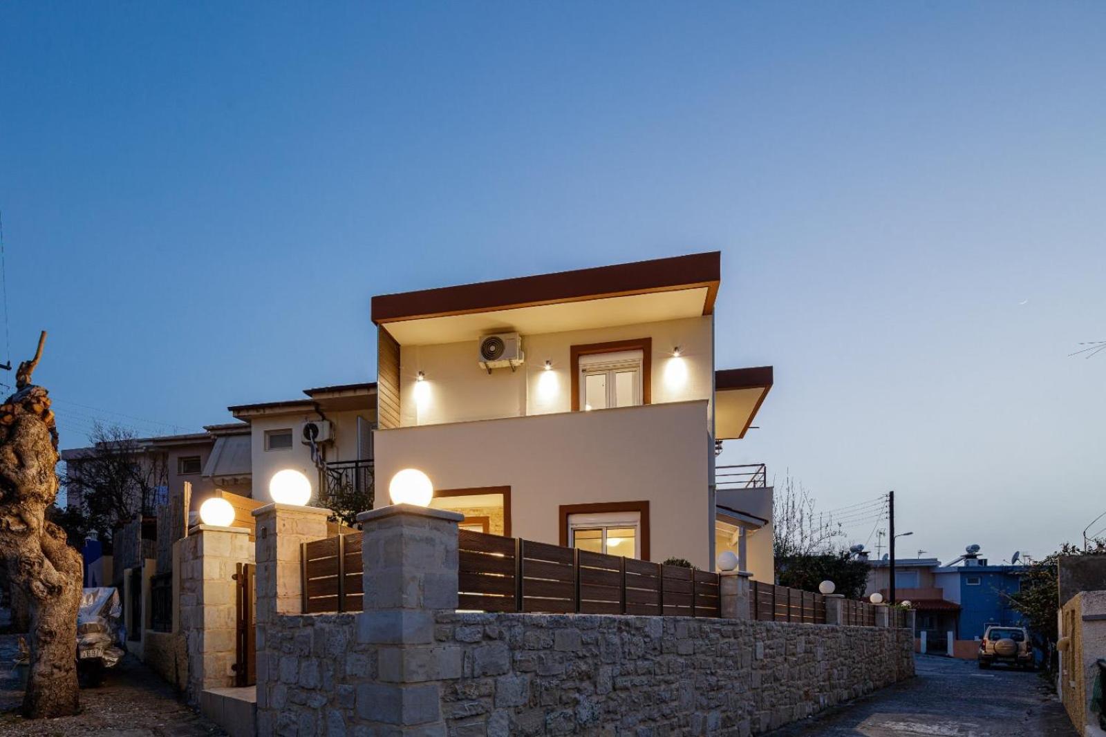 Private Rooftop Jacuzzi Sea View Walk to Beach
