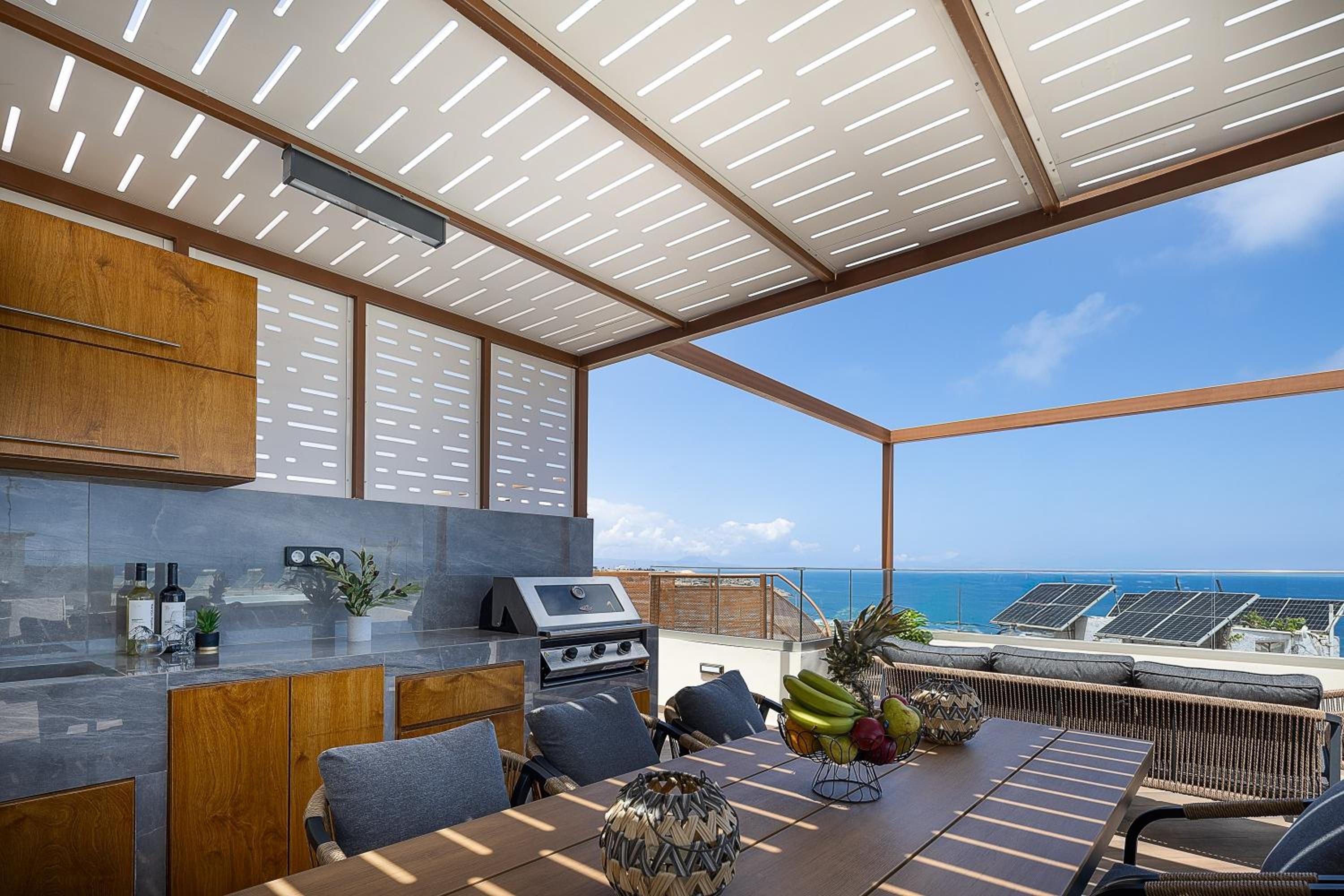 Private Rooftop Jacuzzi Sea View Walk to Beach