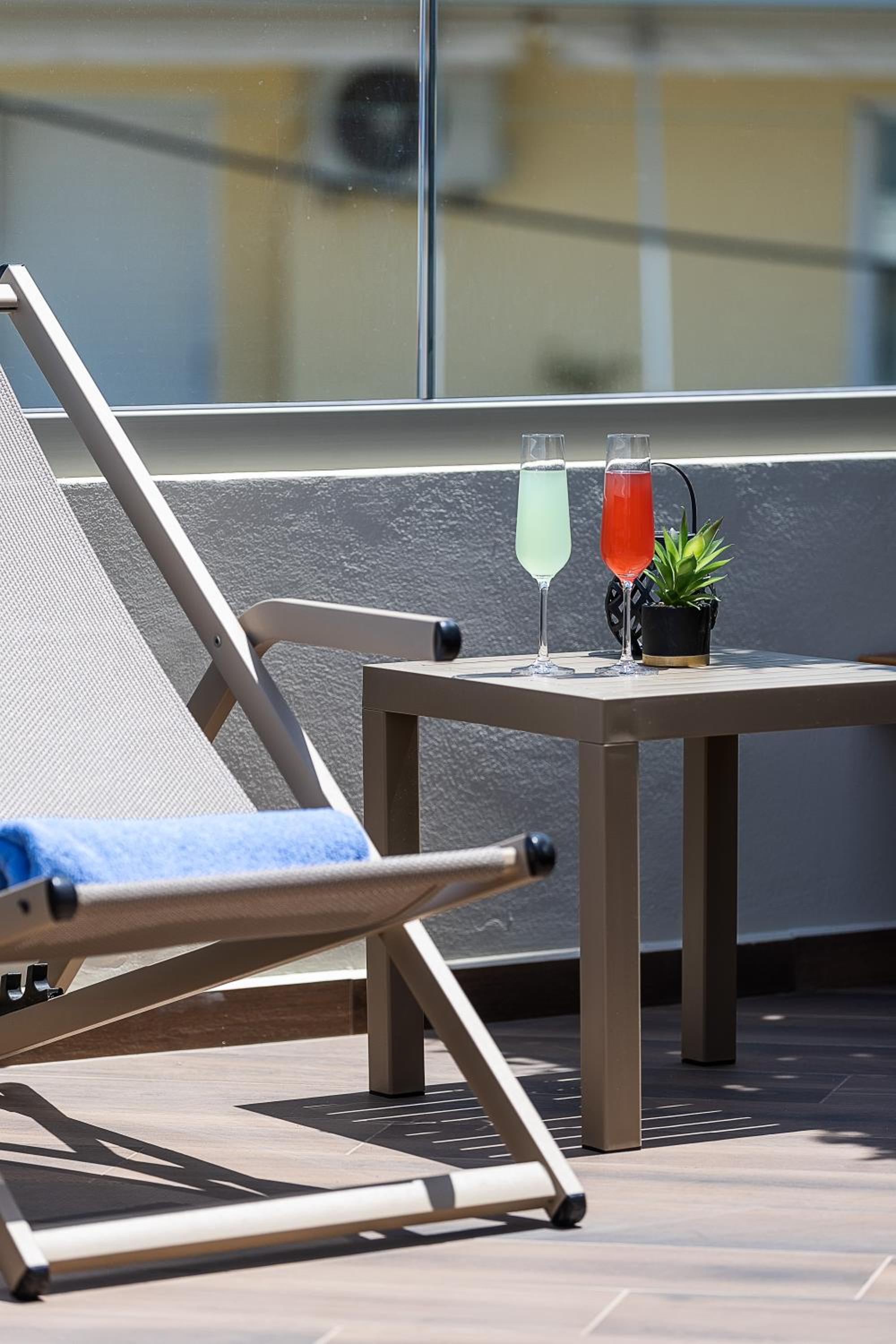 Private Rooftop Jacuzzi Sea View Walk to Beach