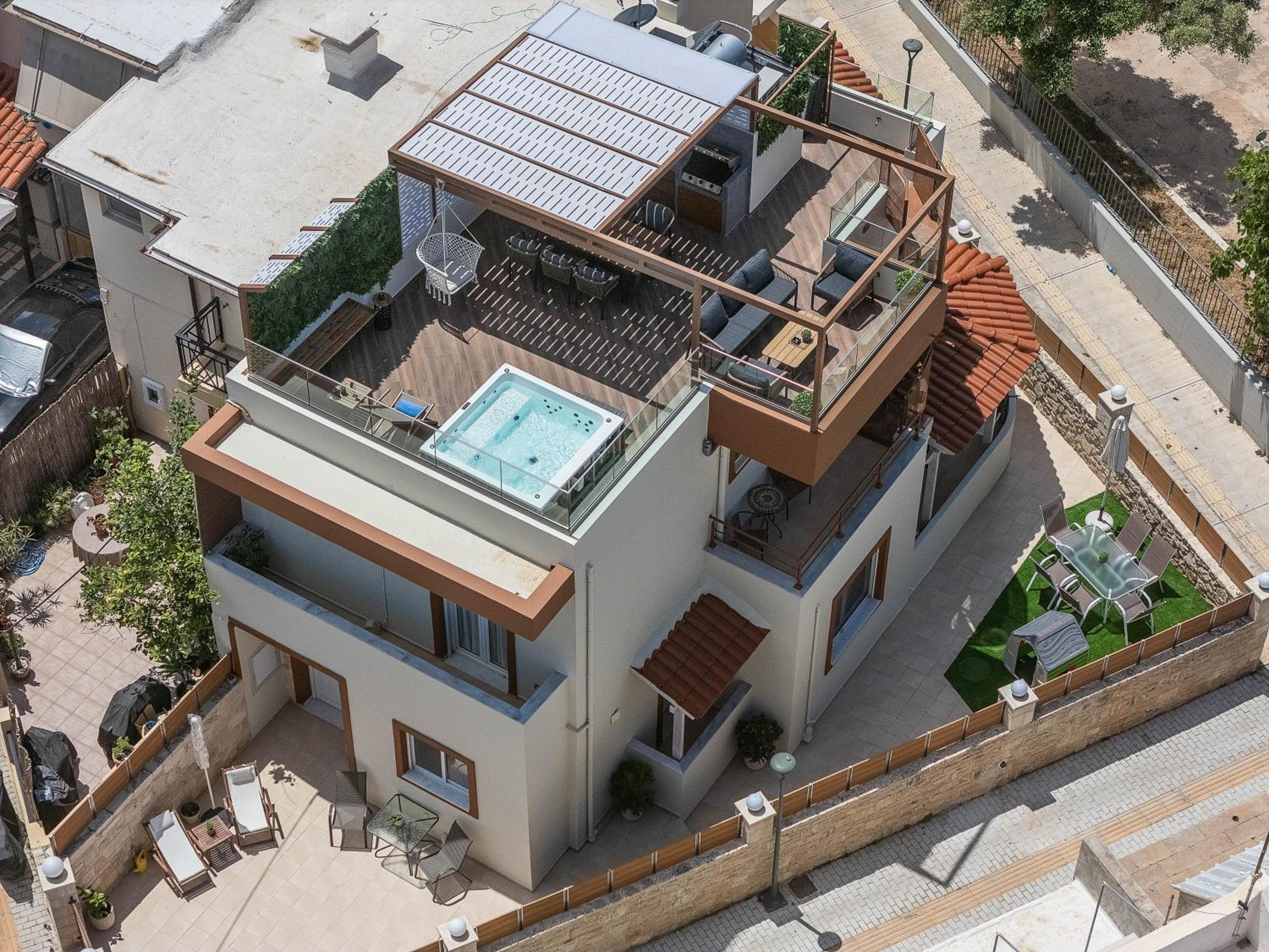 Private Rooftop Jacuzzi Sea View Walk to Beach