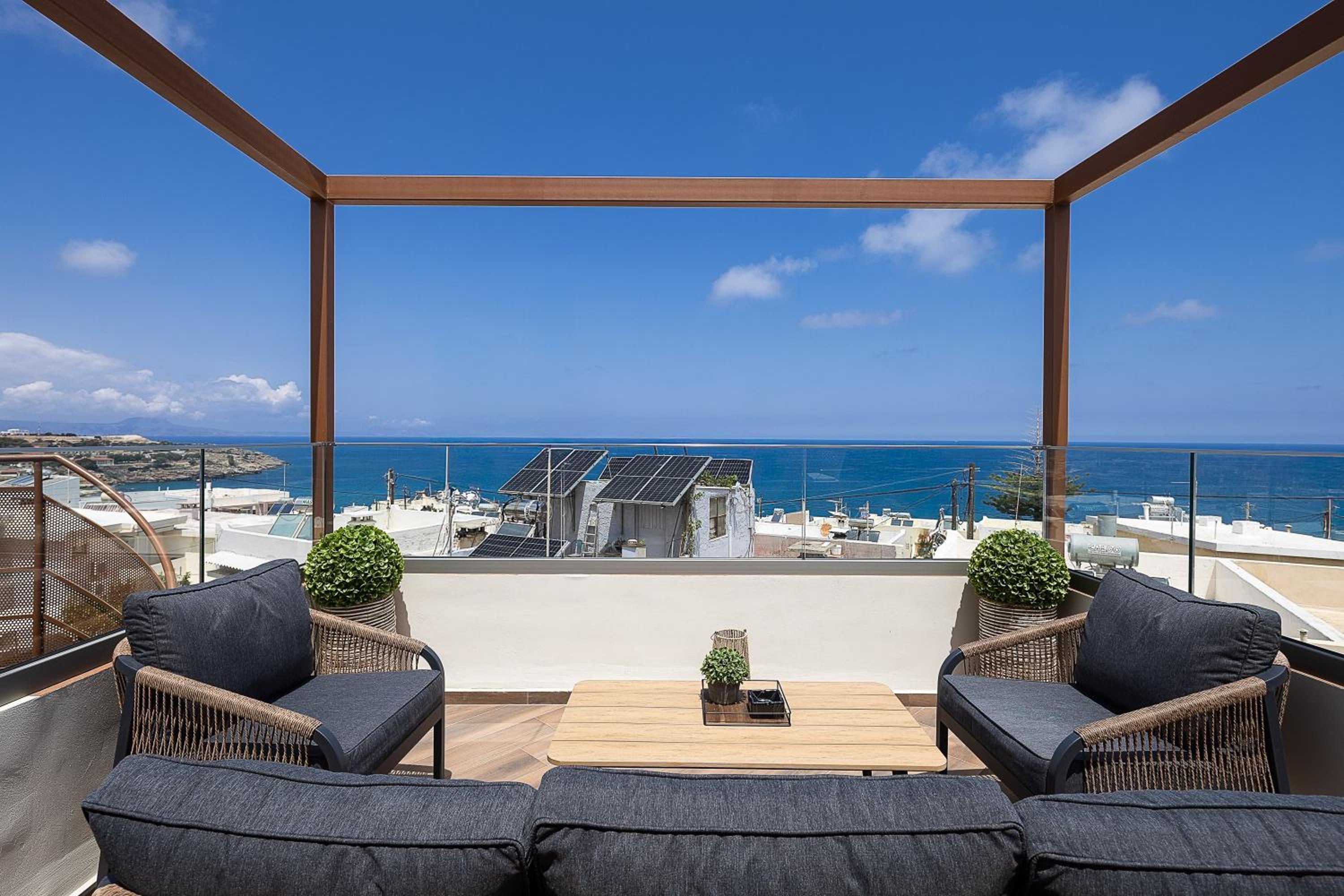 Private Rooftop Jacuzzi Sea View Walk to Beach