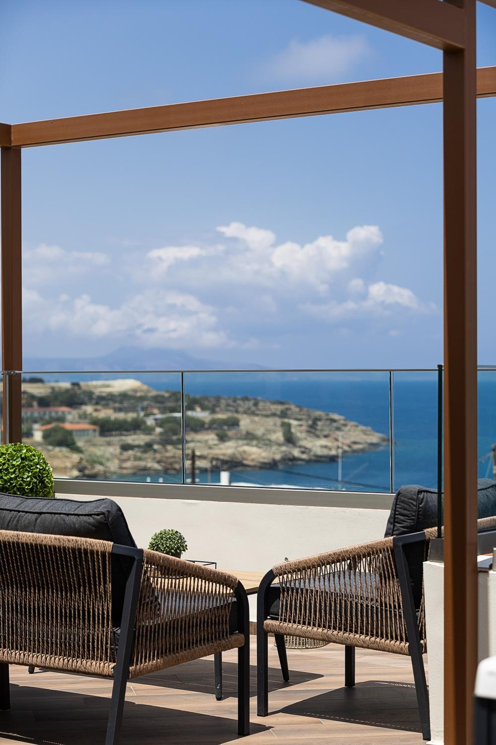 Private Rooftop Jacuzzi Sea View Walk to Beach